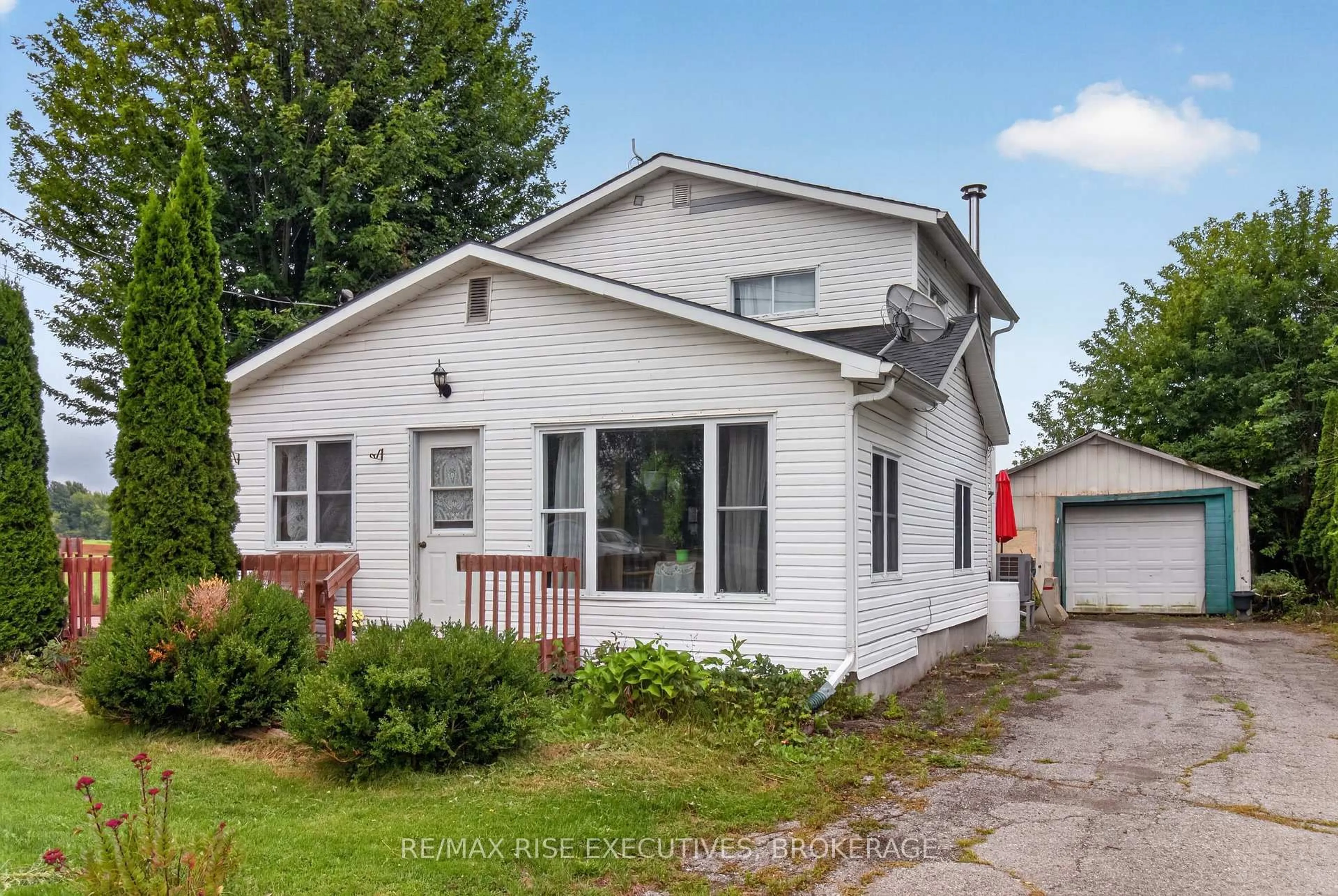 Home with vinyl exterior material, street for 463 Station Rd, Front of Leeds & Seeleys Bay Ontario K7G 2V3