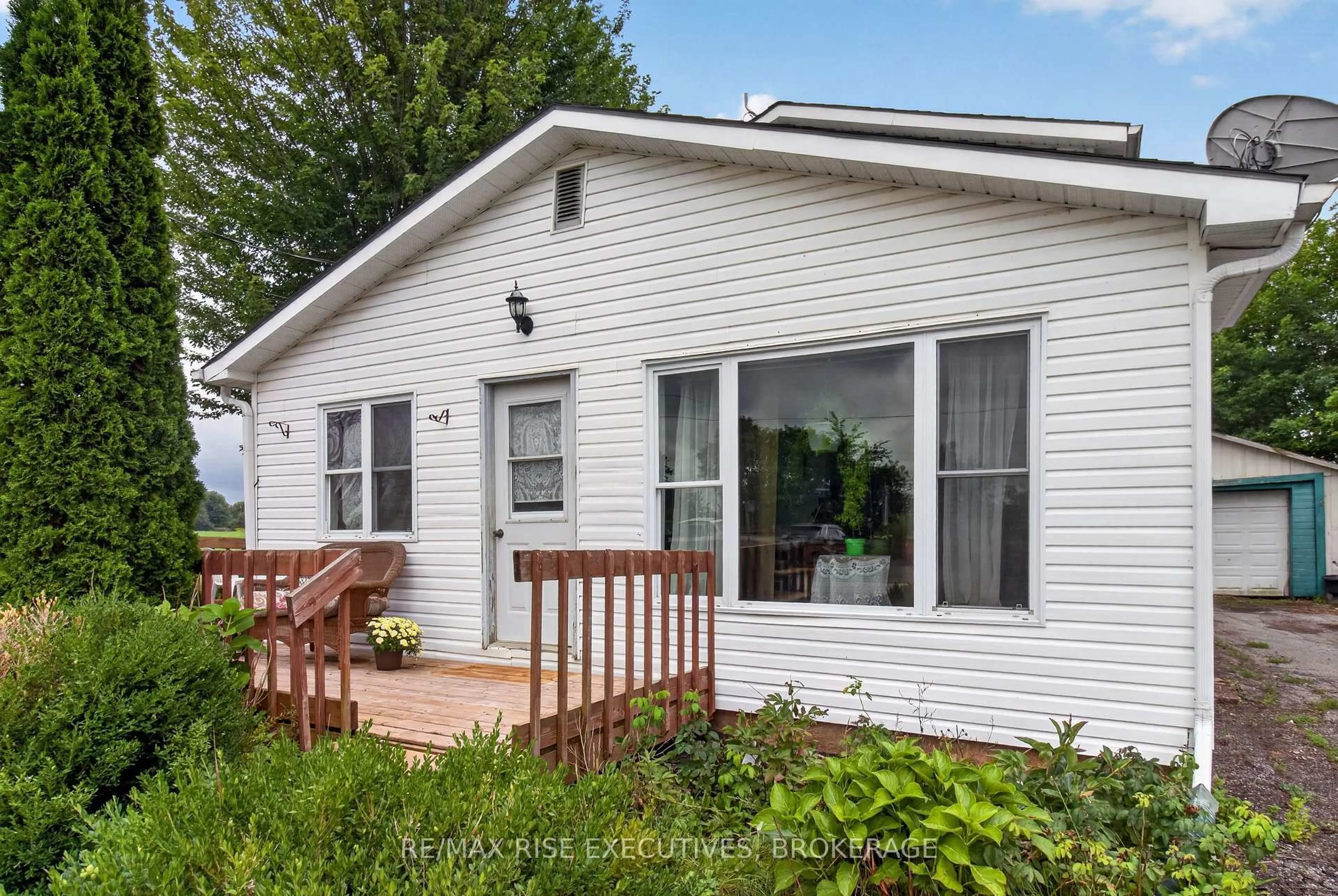 Home with vinyl exterior material, street for 463 Station Rd, Front of Leeds & Seeleys Bay Ontario K7G 2V3