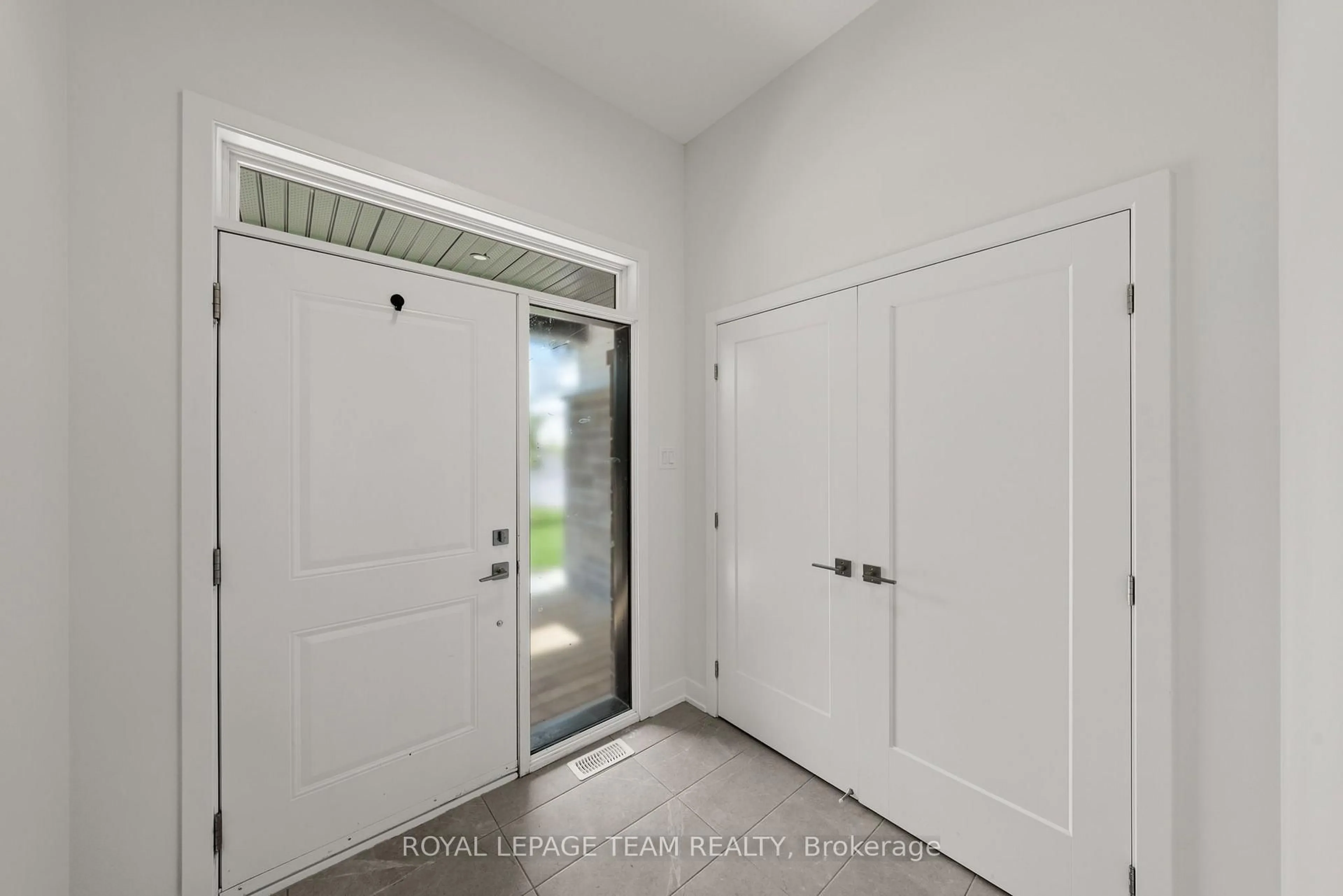 Indoor entryway for 188 ADELAIDE St, Almonte Ontario K0A 1A0