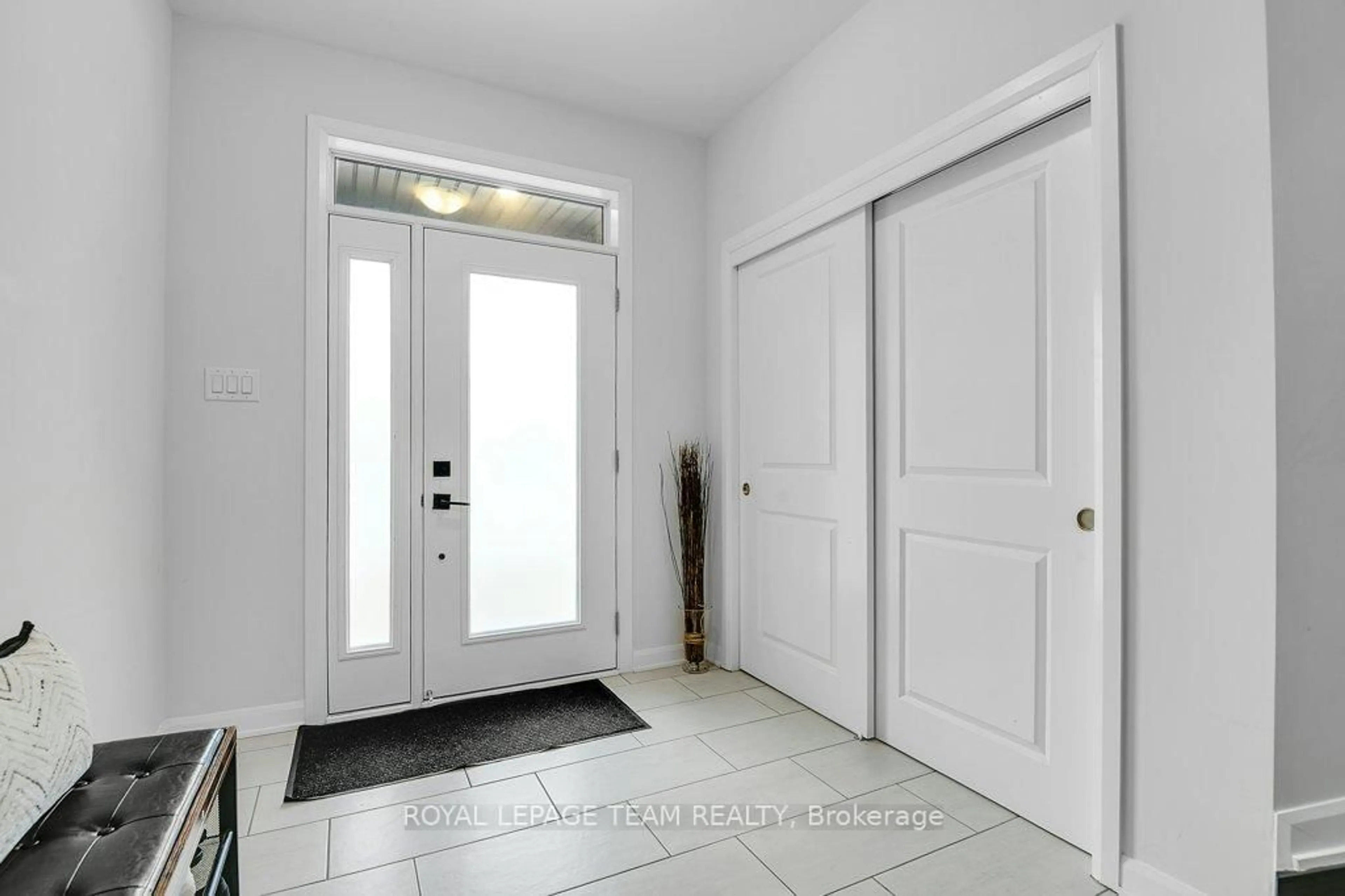 Indoor entryway for 784 Cappamore Dr, Ottawa Ontario K2J 6V6