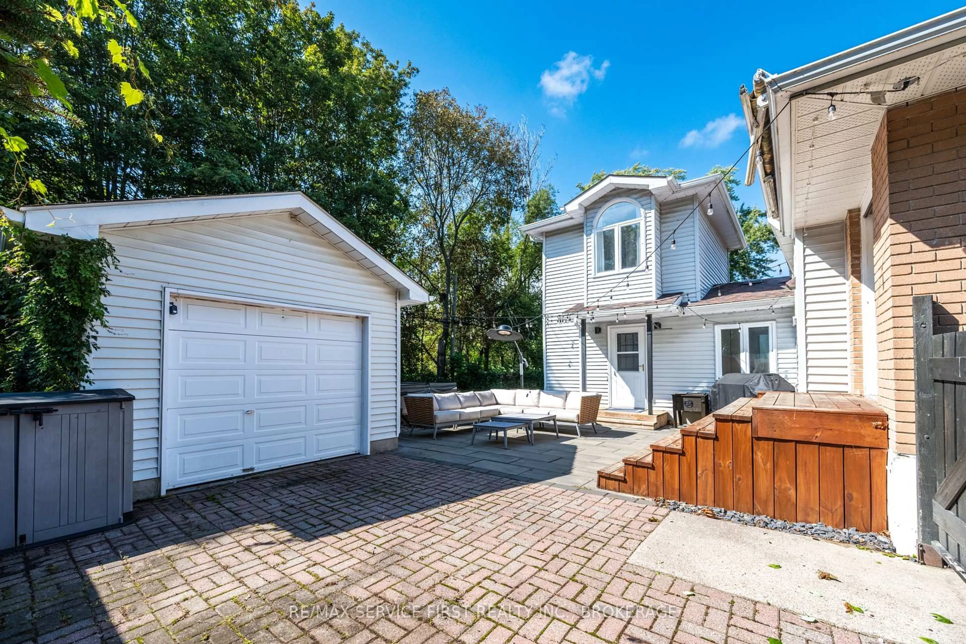 A pic from outside/outdoor area/front of a property/back of a property/a pic from drone, street for 447 McEwen Dr, Kingston Ontario K7M 3W6