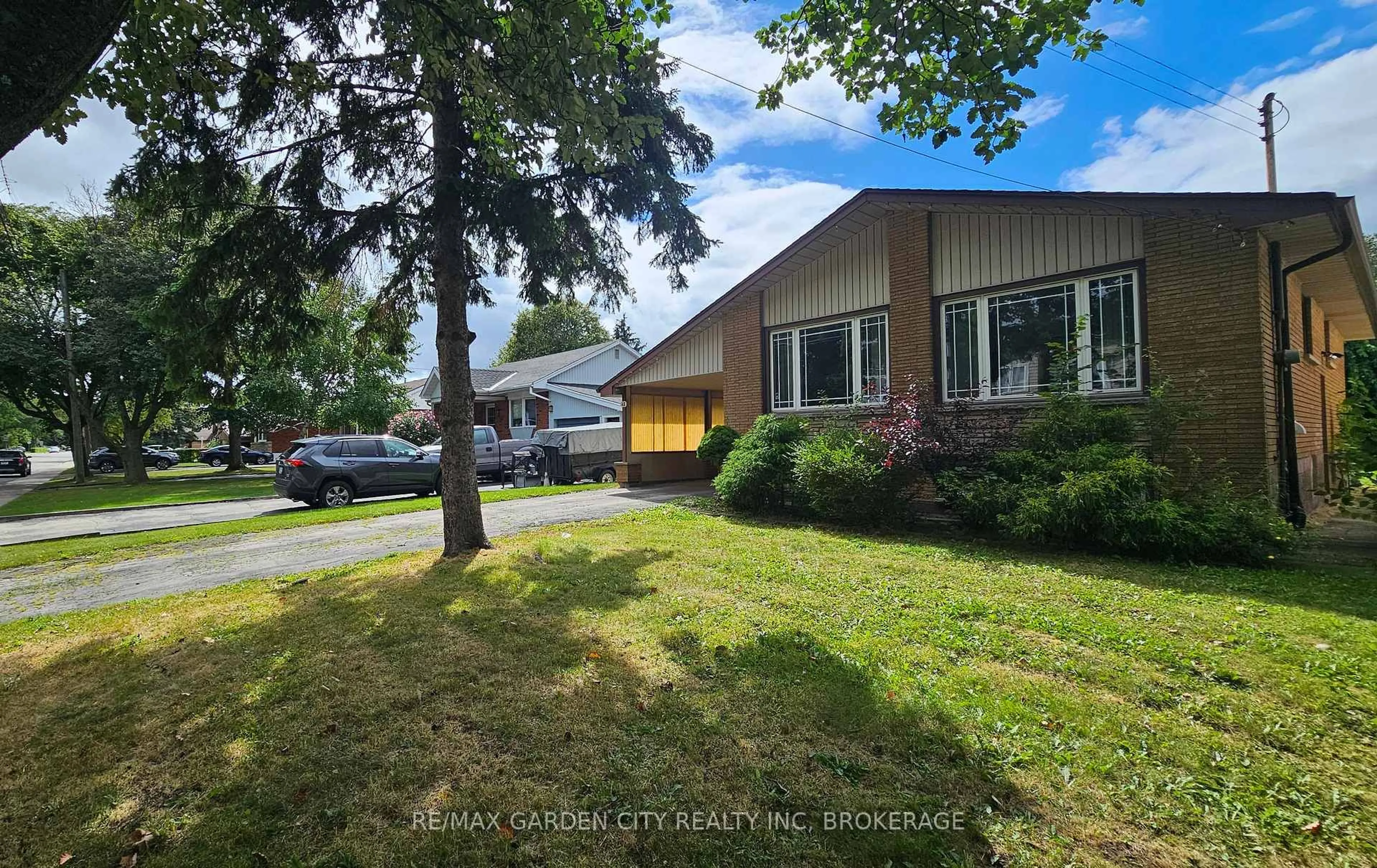 A pic from outside/outdoor area/front of a property/back of a property/a pic from drone, street for 48 MANNING Ave, Hamilton Ontario L9A 3E7