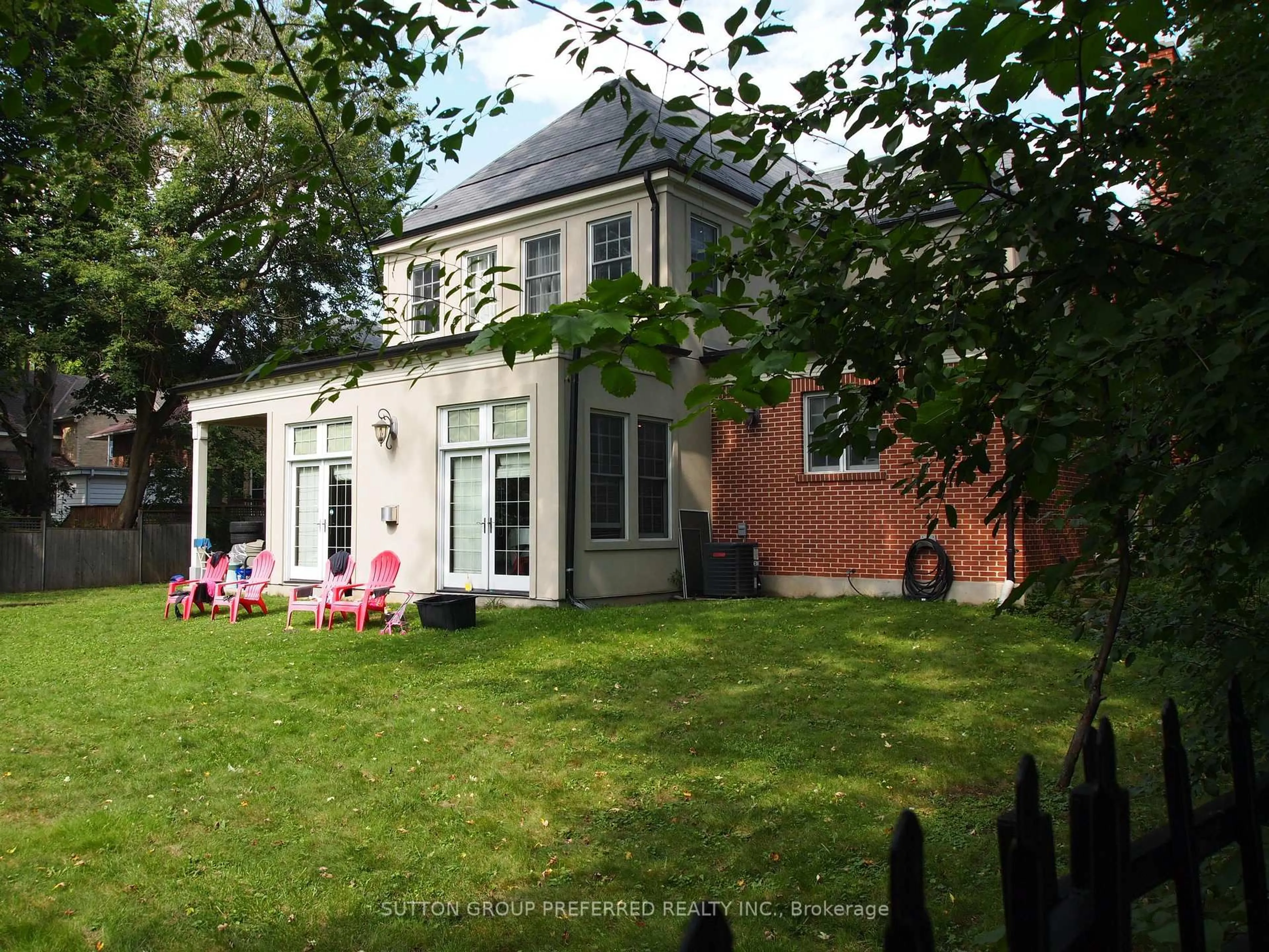 A pic from outside/outdoor area/front of a property/back of a property/a pic from drone, street for 1185 Richmond St, London East Ontario N6A 3L3