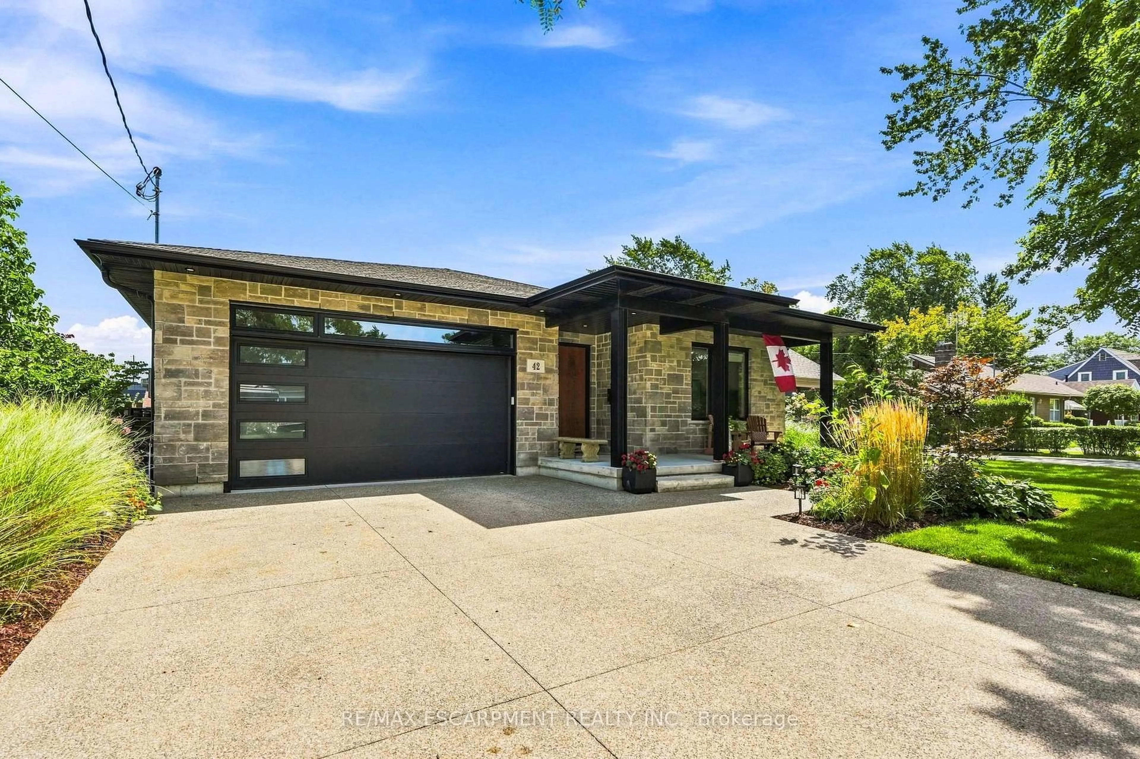 Home with brick exterior material, street for 42 Carlton Ave, Welland Ontario L3C 1P9