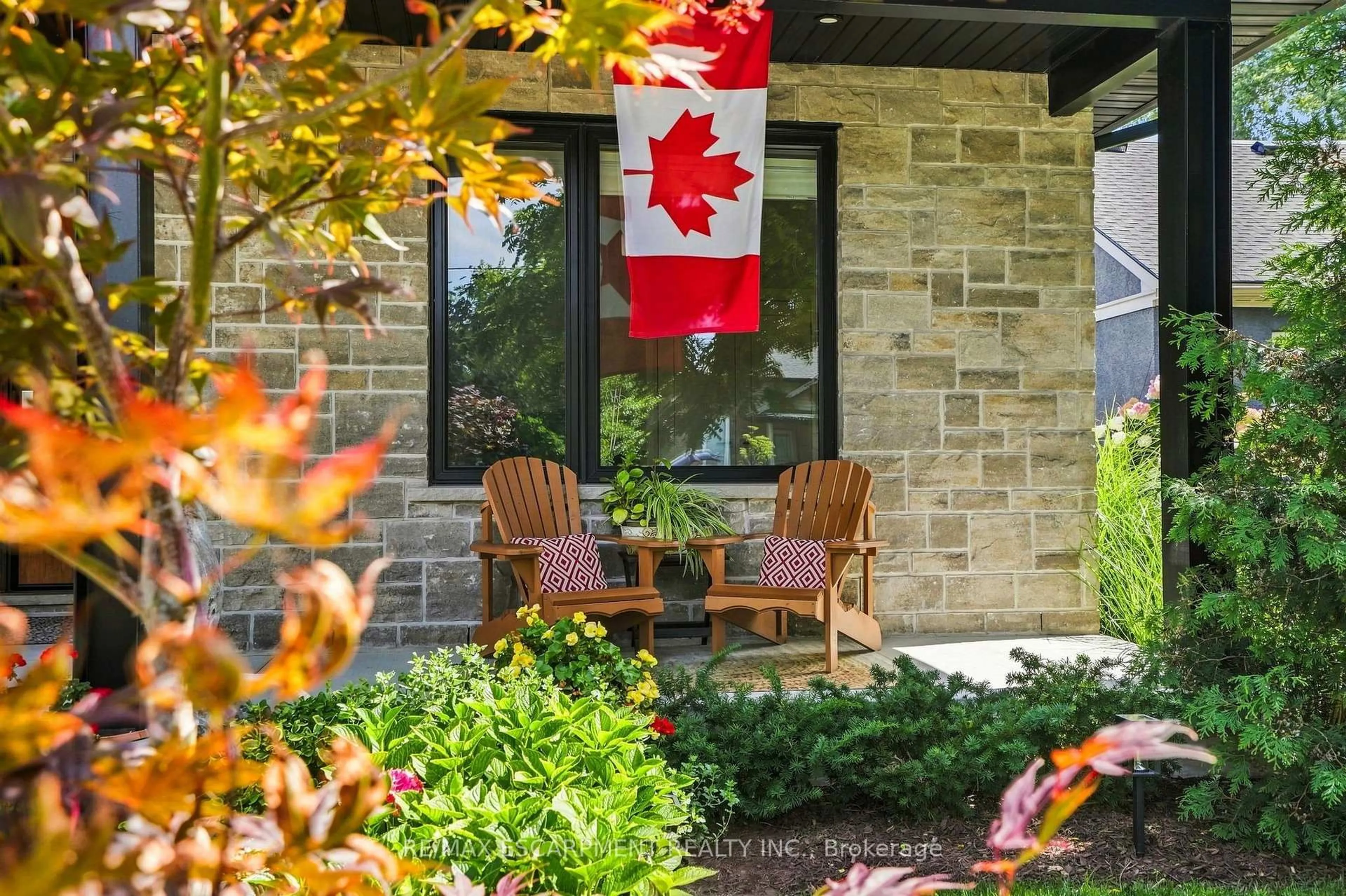 Patio, street for 42 Carlton Ave, Welland Ontario L3C 1P9