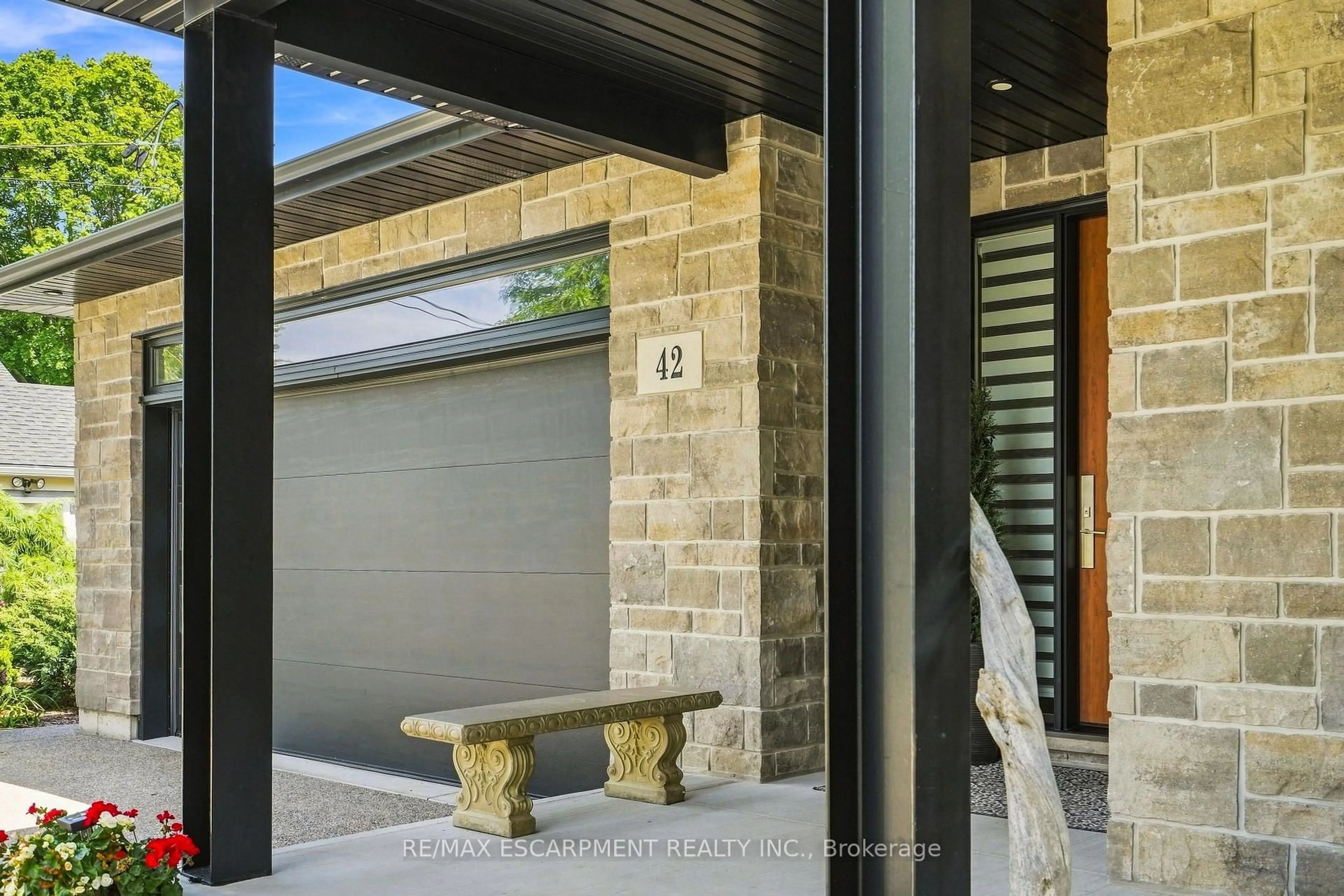 Indoor entryway for 42 Carlton Ave, Welland Ontario L3C 1P9