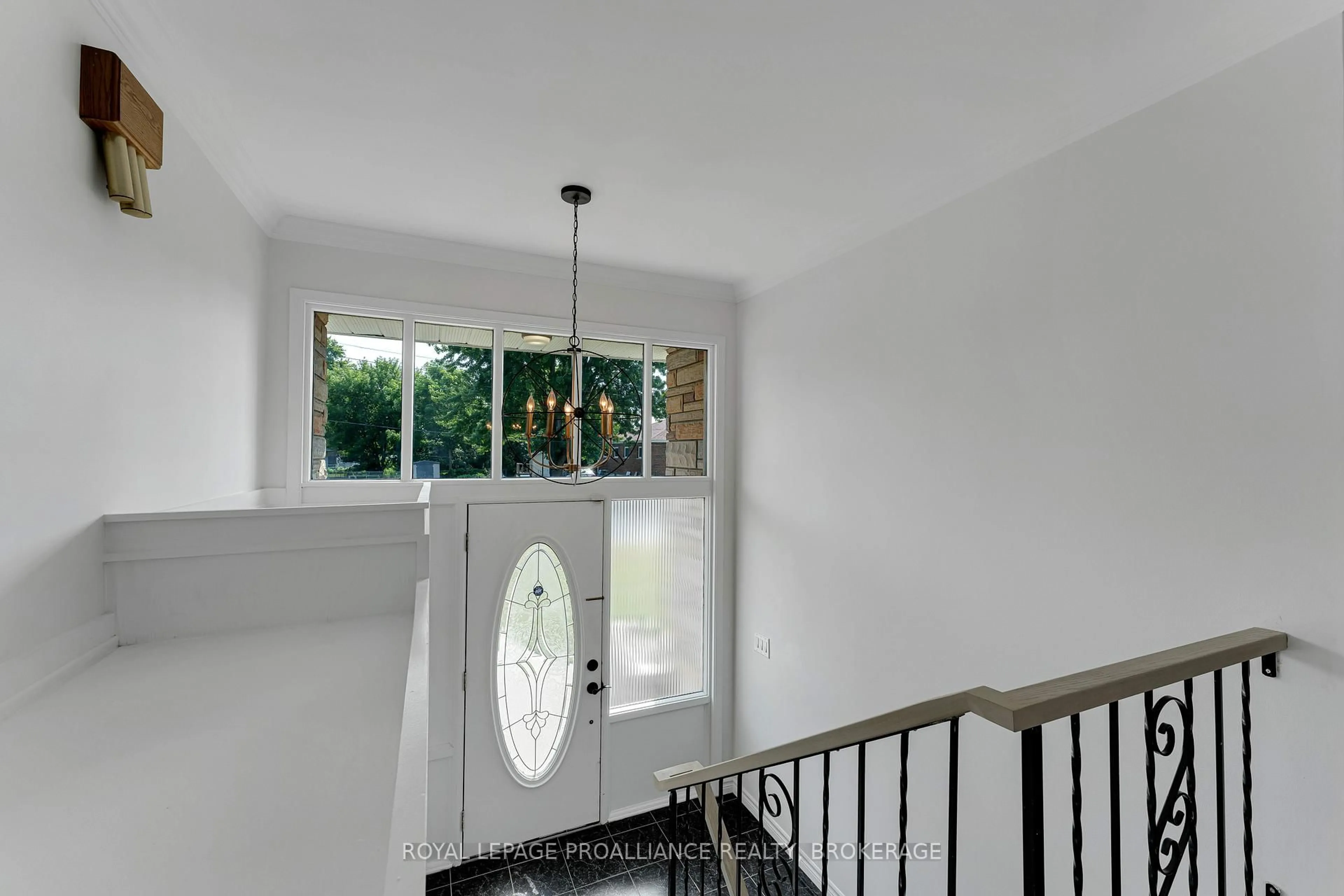 Indoor foyer for 14 Baker St, Kingston Ontario K7K 4Z3
