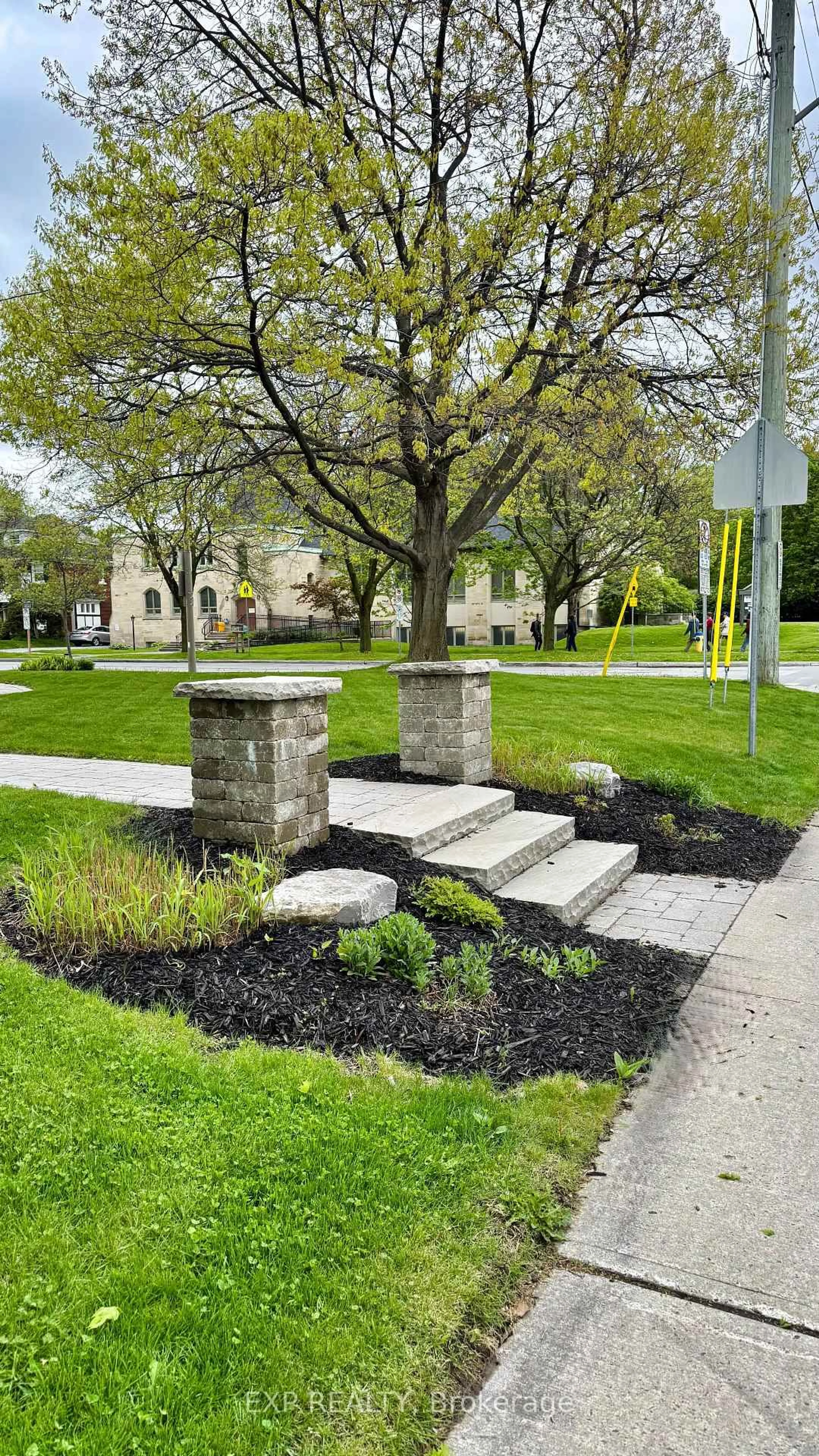 Patio, street for 559 Parkdale Ave, Ottawa Ontario K1Y 1H9