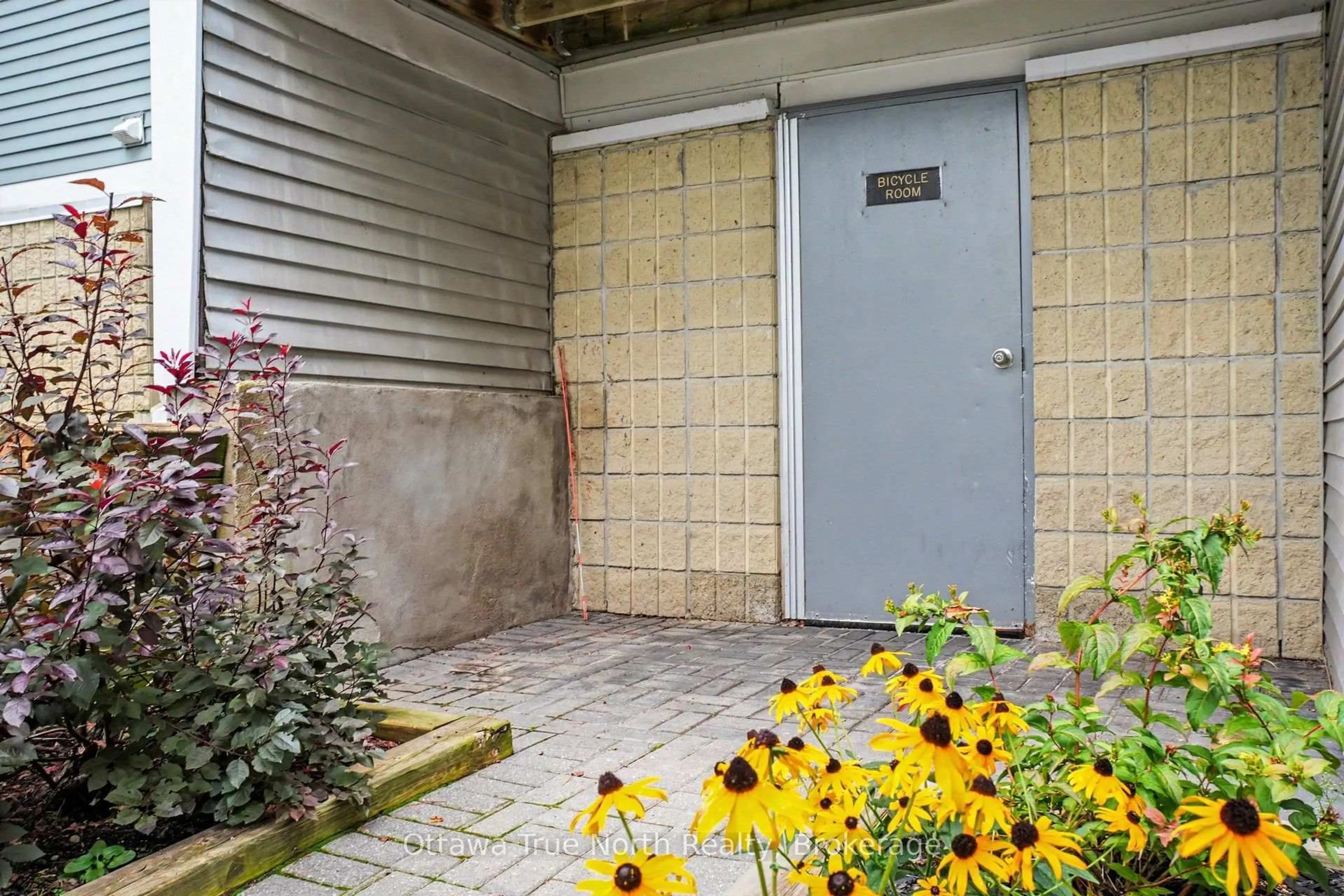 Patio, street for 212 Viewmount Dr #218, Ottawa Ontario K2E 7X2