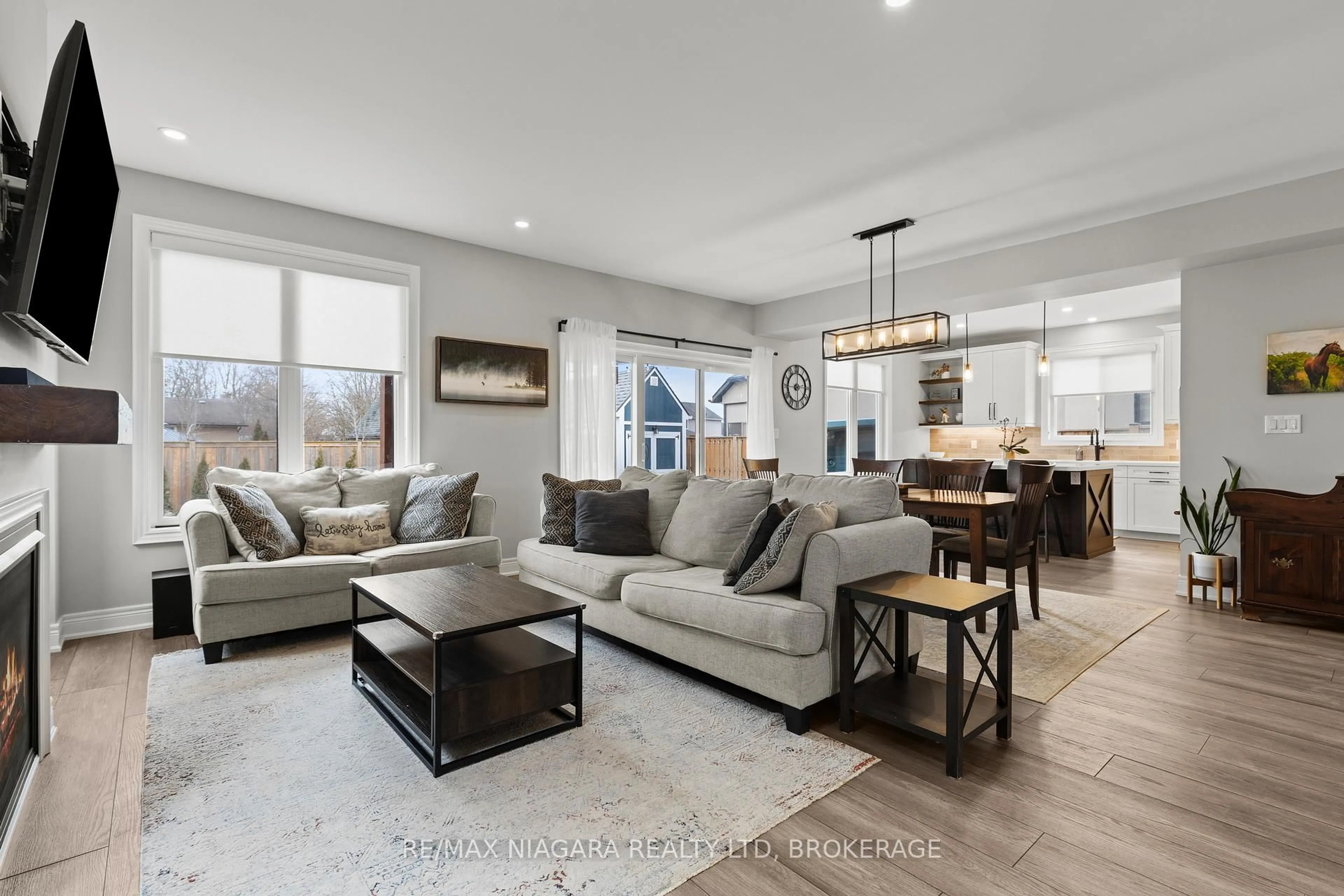 Living room with furniture, unknown for 3549 Canfield Cres, Fort Erie Ontario L0S 1S0