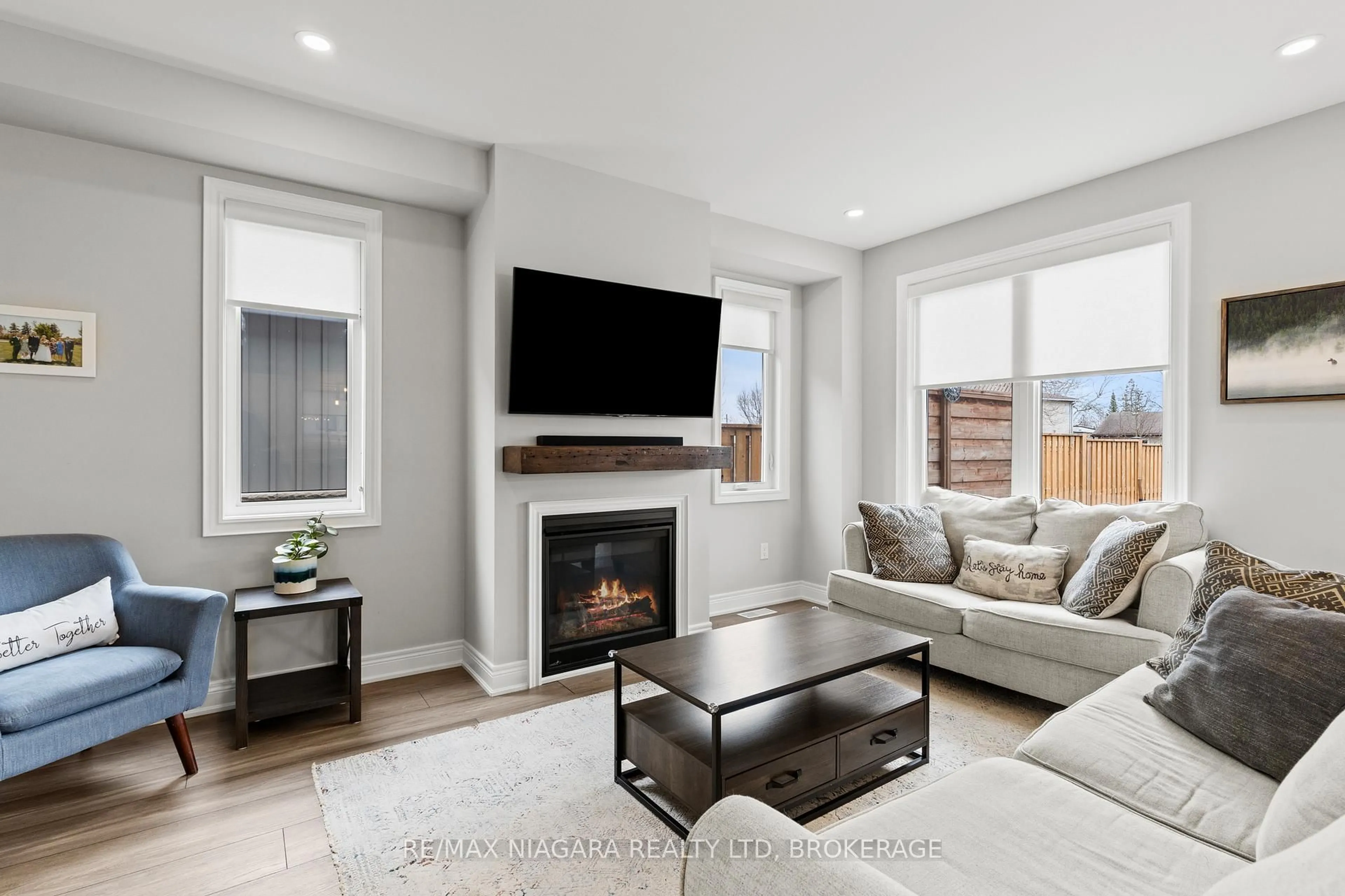 Living room with furniture, unknown for 3549 Canfield Cres, Fort Erie Ontario L0S 1S0