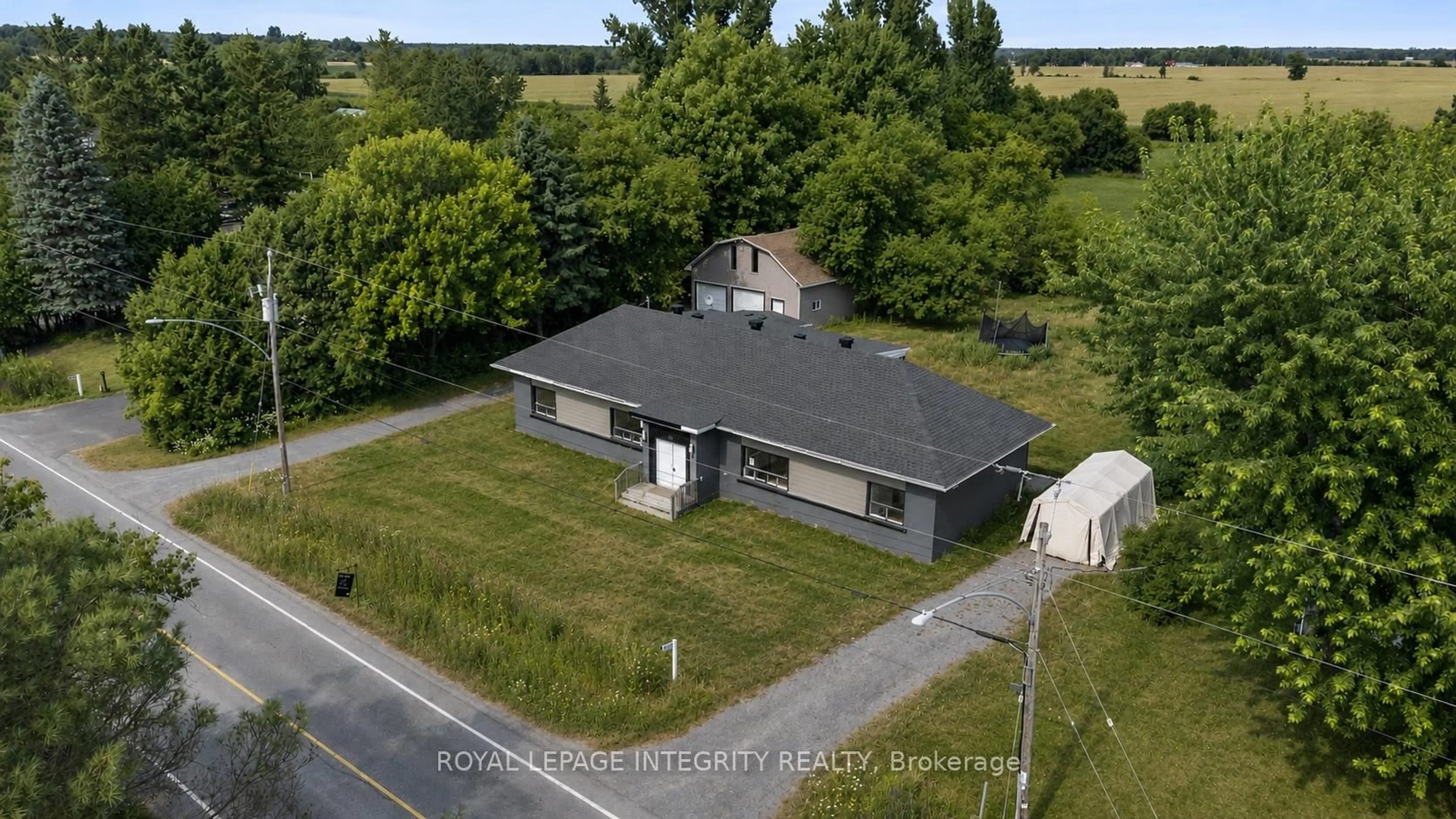 A pic from outside/outdoor area/front of a property/back of a property/a pic from drone, building for 3823 Drouin Rd, Clarence-Rockland Ontario K0A 2A0