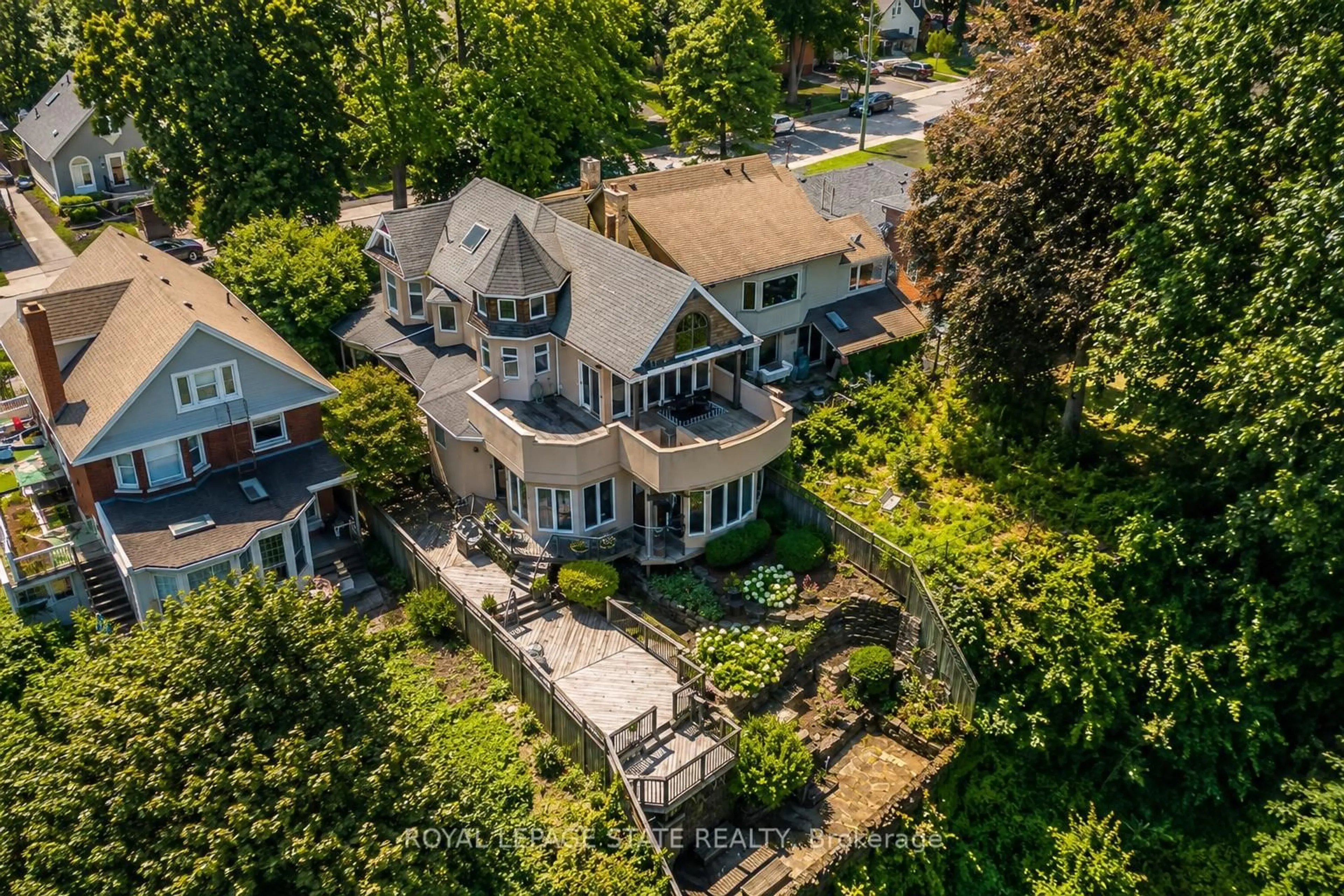 A pic from outside/outdoor area/front of a property/back of a property/a pic from drone, street for 91 Mountain Park Ave, Hamilton Ontario L9A 1A1