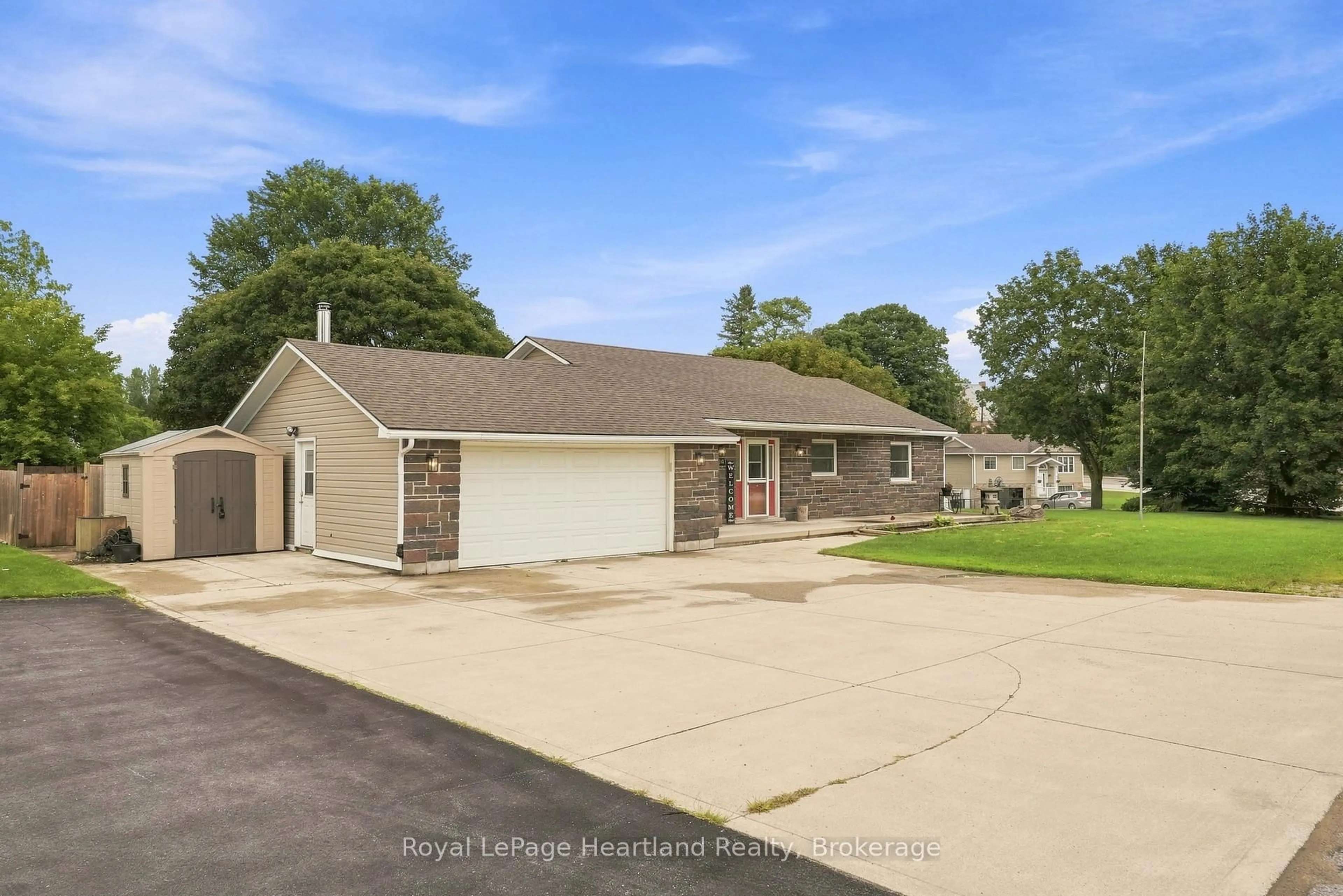 A pic from outside/outdoor area/front of a property/back of a property/a pic from drone, street for 1041 Main St, Howick Ontario N0G 2X0