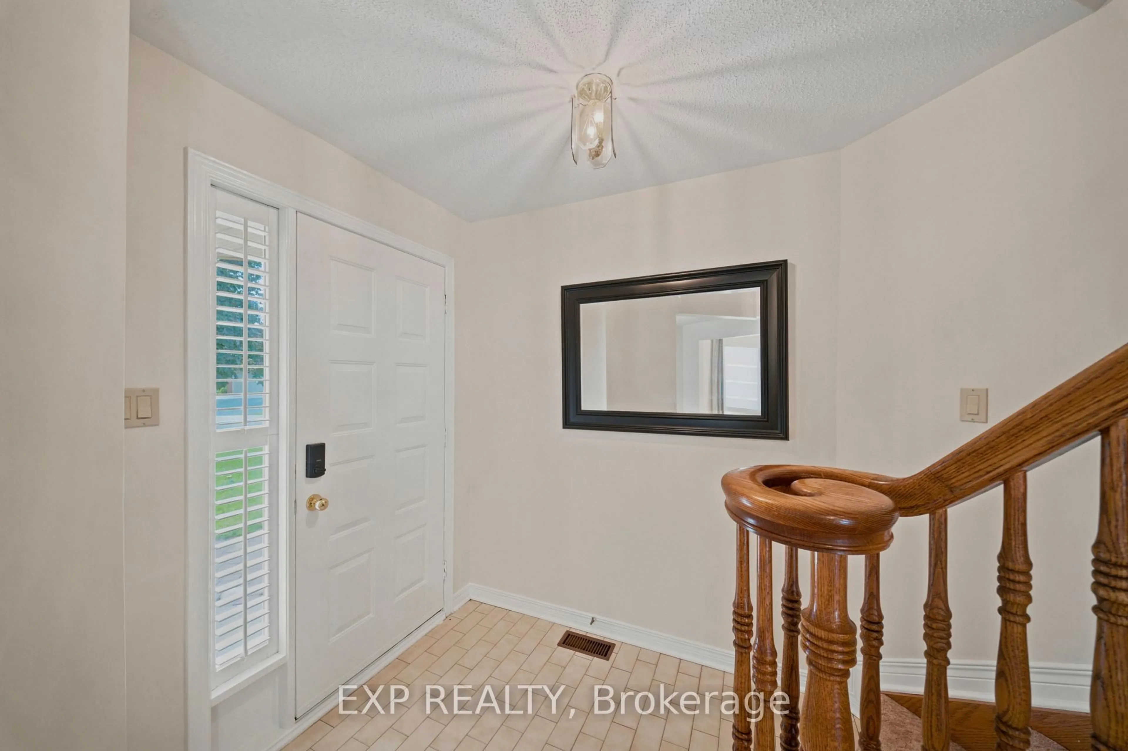 Indoor entryway for 2165 Johnston Rd, Ottawa Ontario K1G 5K2