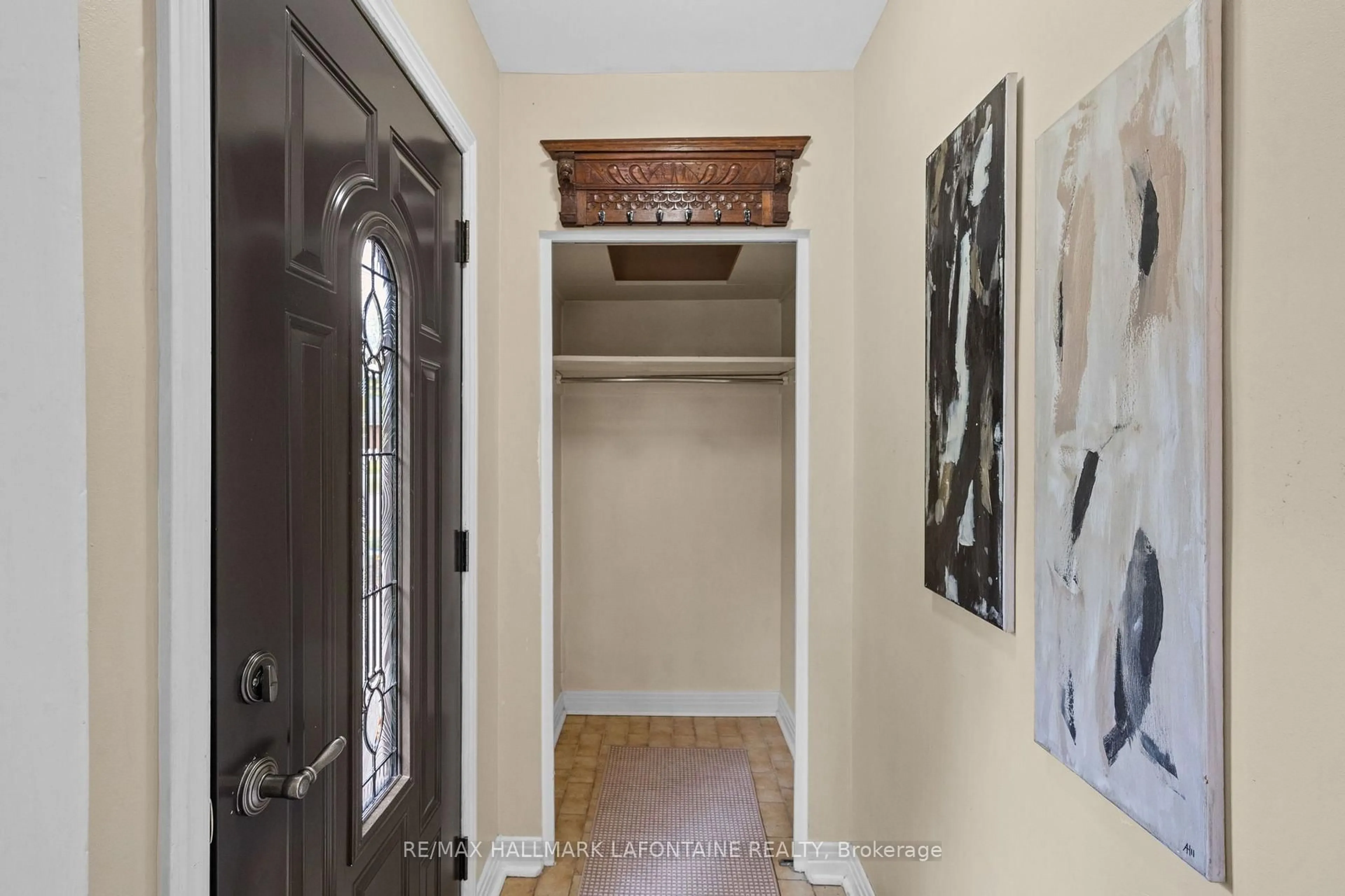 Indoor entryway for 965 Beaudry St, Ottawa Ontario K1K 3R9