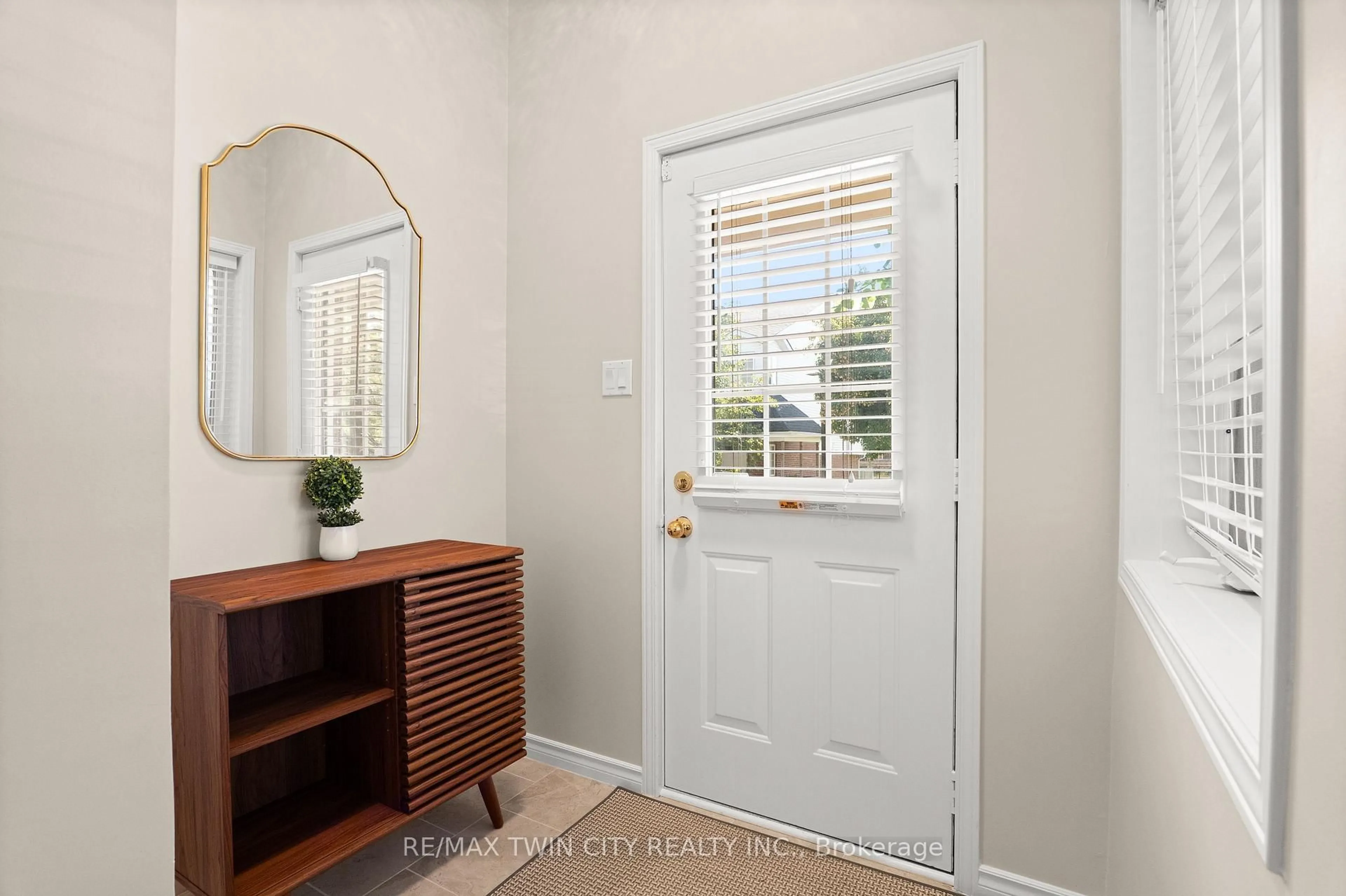 Indoor entryway for 42 Green Valley Dr #65, Kitchener Ontario N2P 2J7