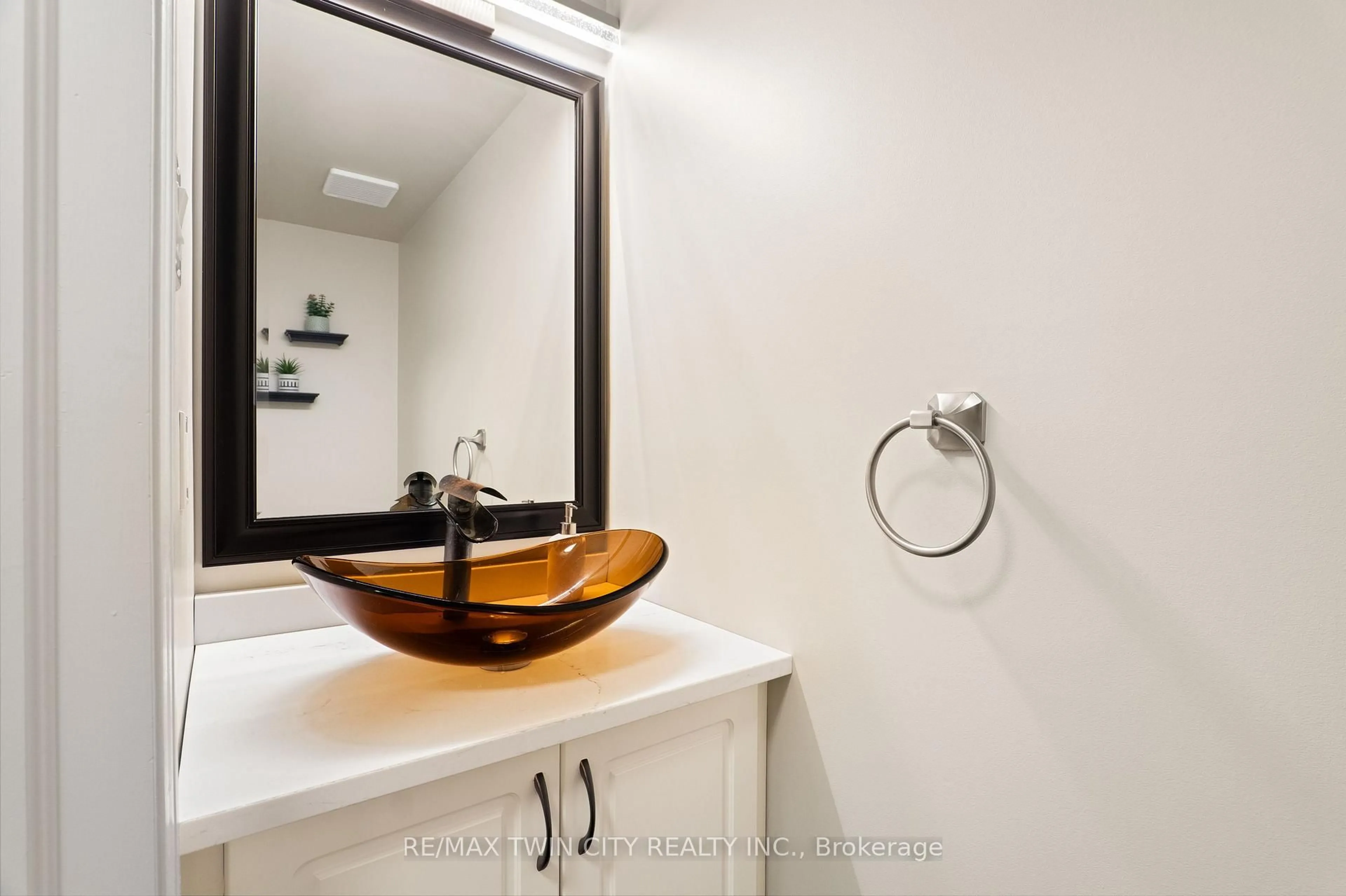 Standard bathroom, ceramic/tile floor for 42 Green Valley Dr #65, Kitchener Ontario N2P 2J7
