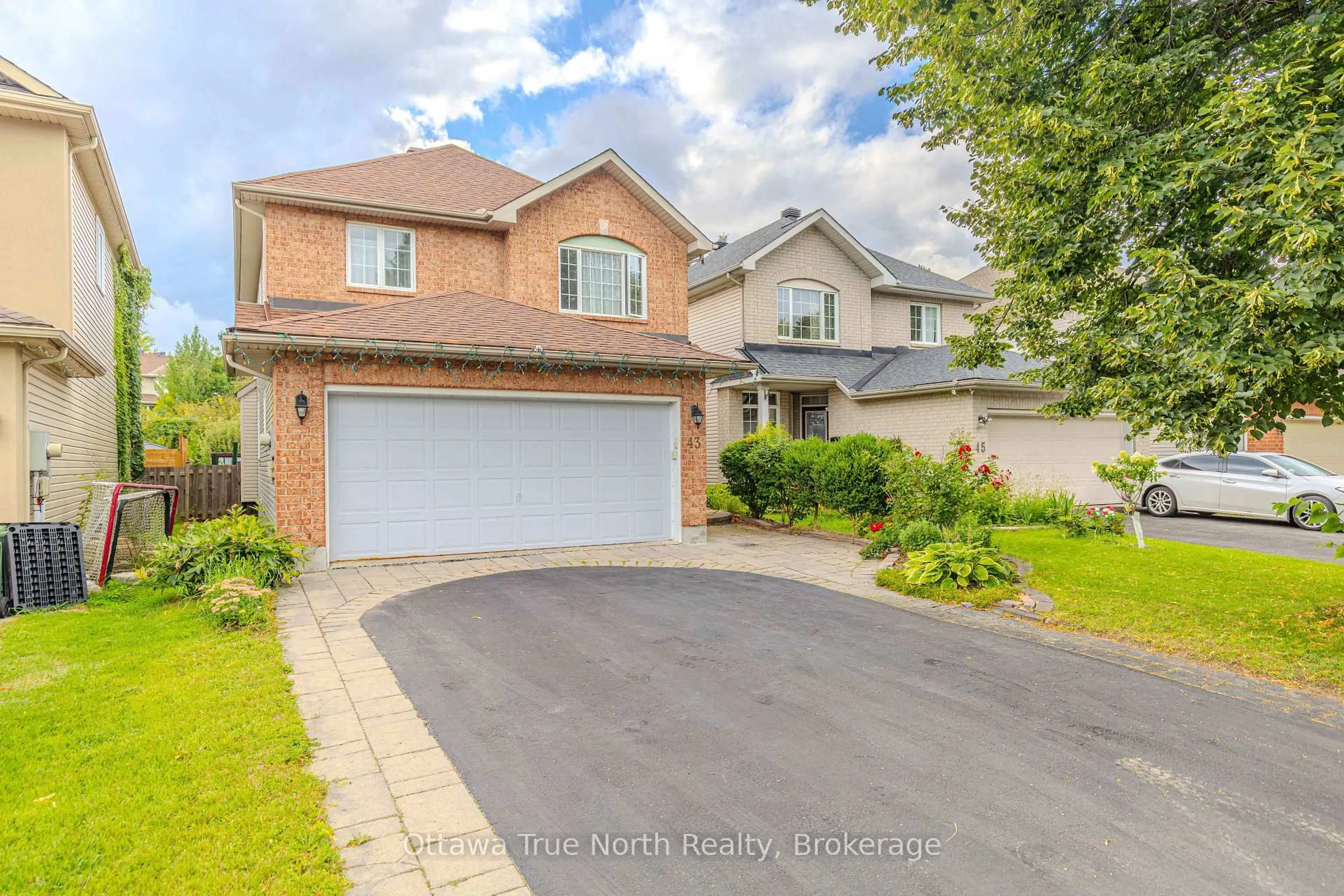 A pic from outside/outdoor area/front of a property/back of a property/a pic from drone, street for 43 Evanshen Cres, Ottawa Ontario K2K 2Z7