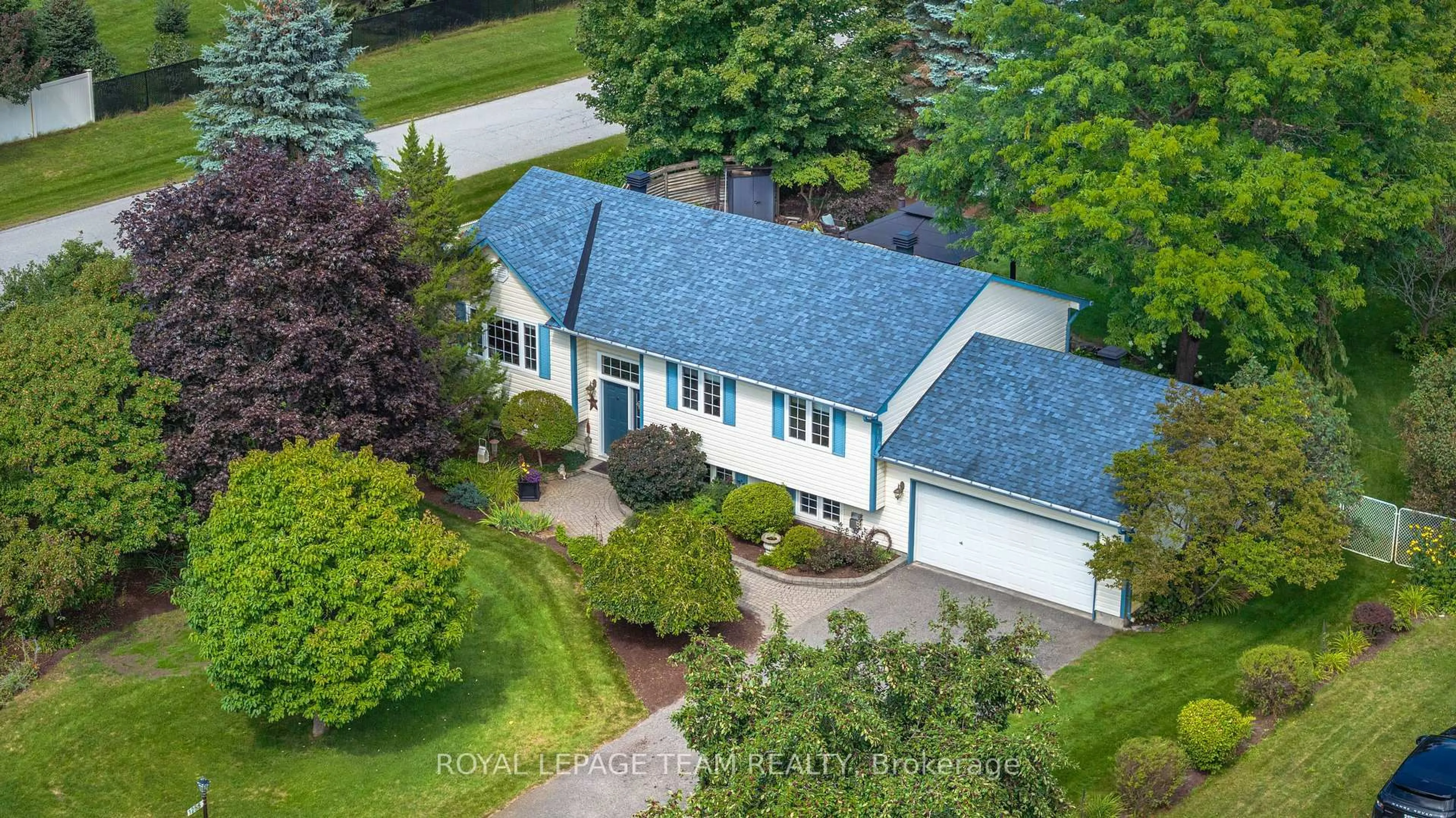A pic from outside/outdoor area/front of a property/back of a property/a pic from drone, unknown for 1255 Remington Way, Greely Ontario K4P 1A5