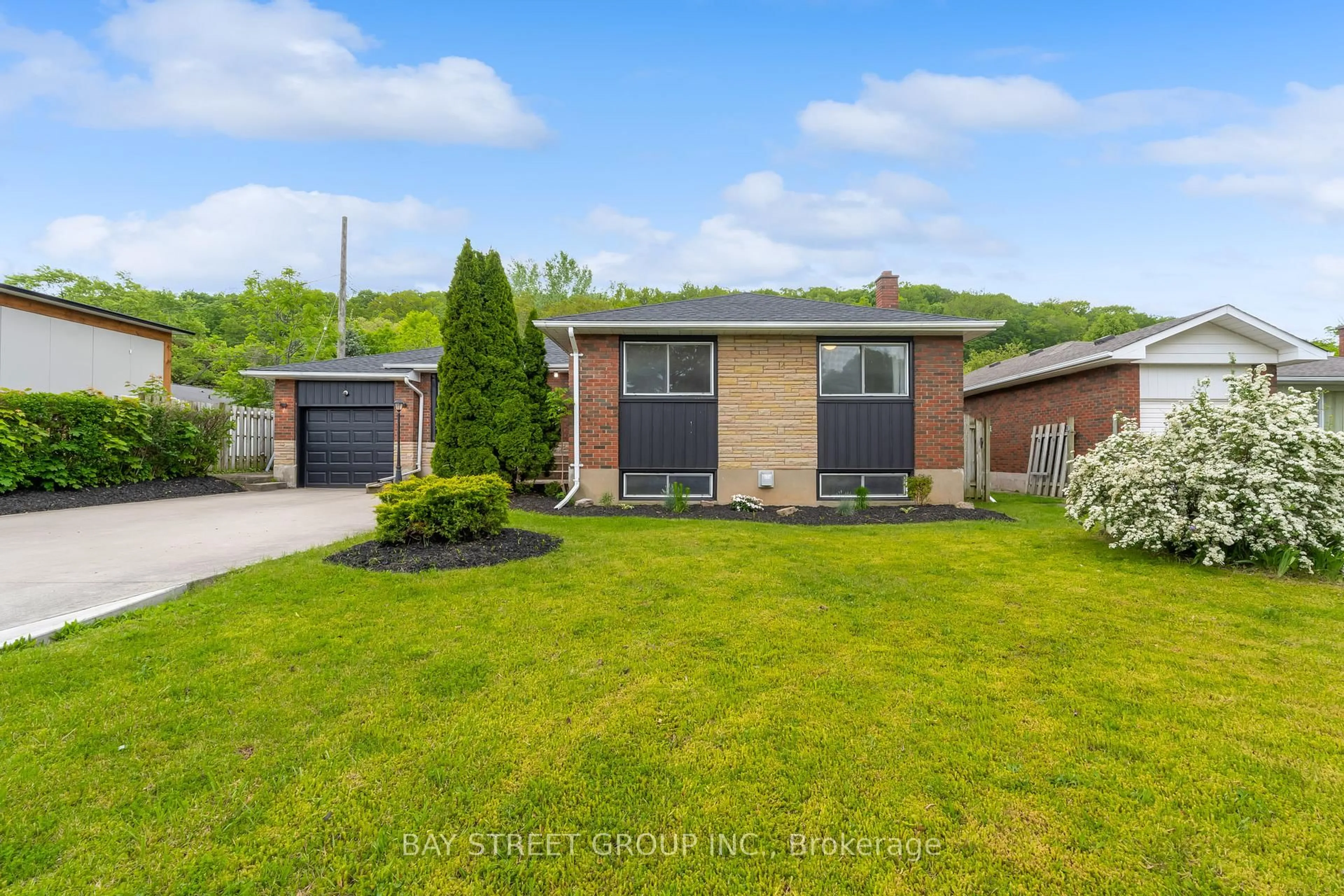 A pic from outside/outdoor area/front of a property/back of a property/a pic from drone, street for 8 GLENBARR Rd, St. Catharines Ontario L2T 1Y1