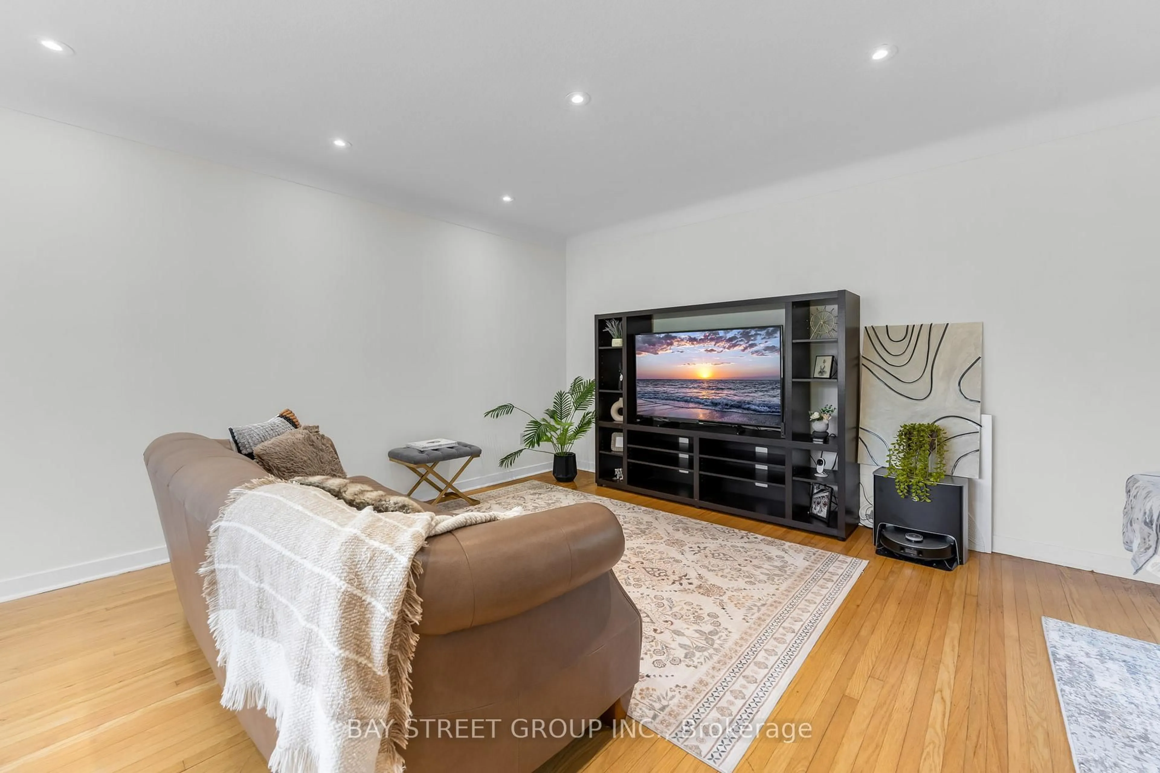Living room with furniture, wood/laminate floor for 8 GLENBARR Rd, St. Catharines Ontario L2T 1Y1