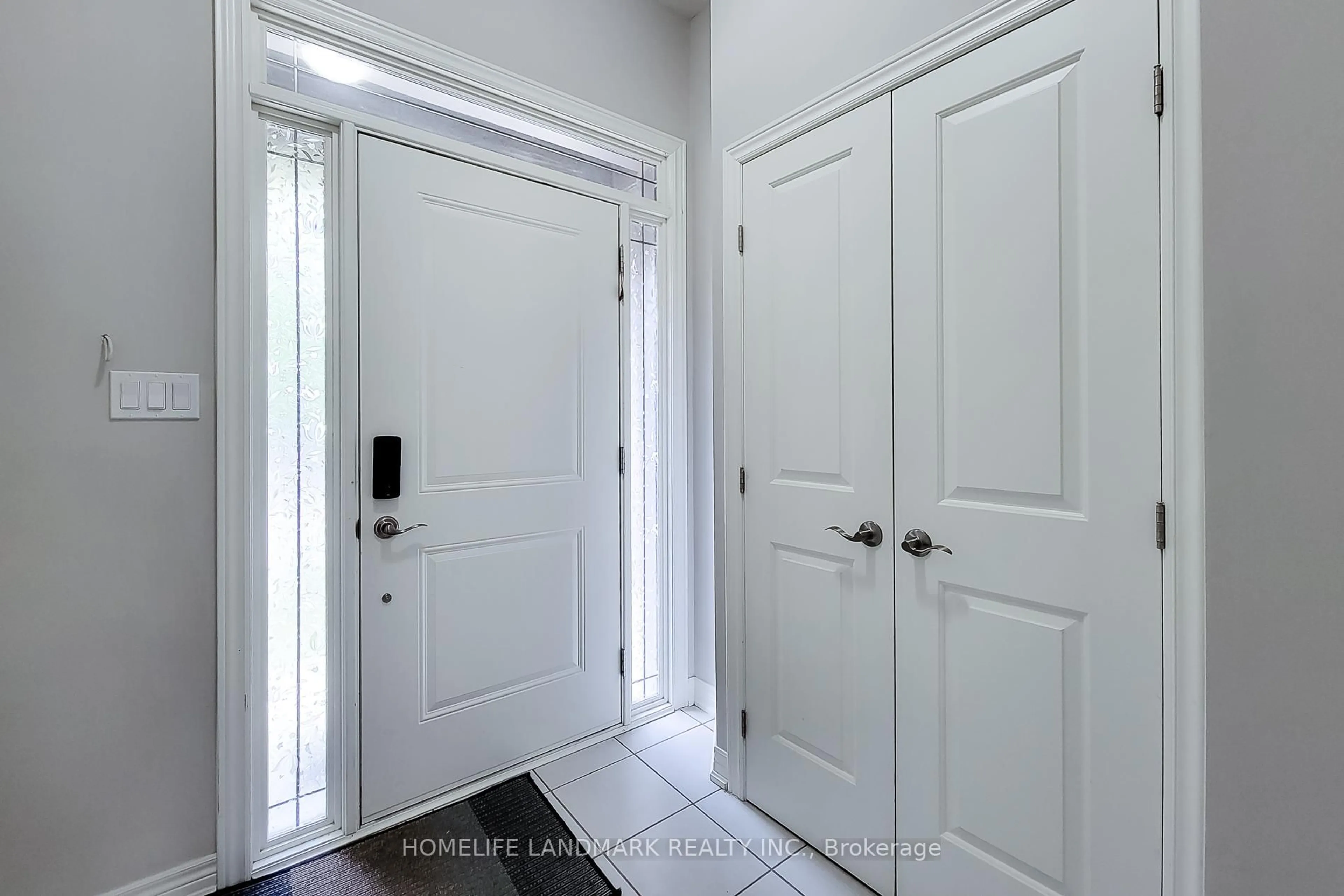 Indoor entryway for 52 Sonoma Valley Cres, Hamilton Ontario L9B 0J3