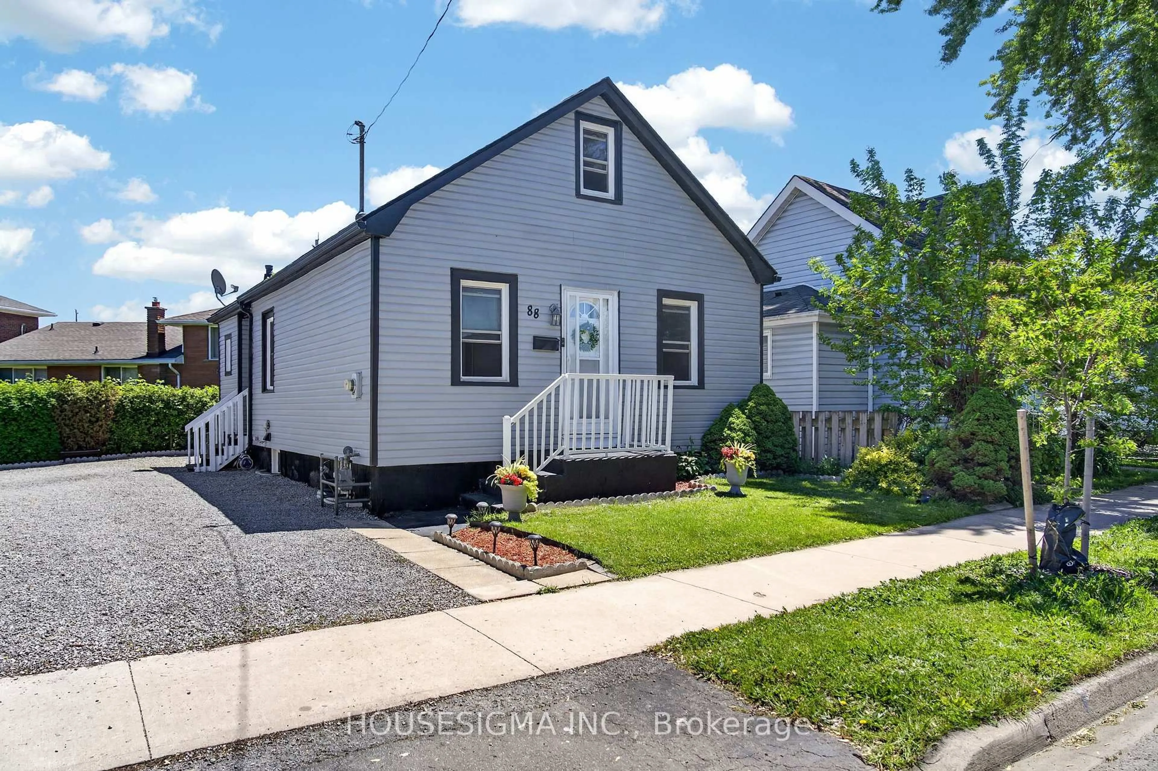 Home with vinyl exterior material, street for 88 Page St, St. Catharines Ontario L2R 4A9