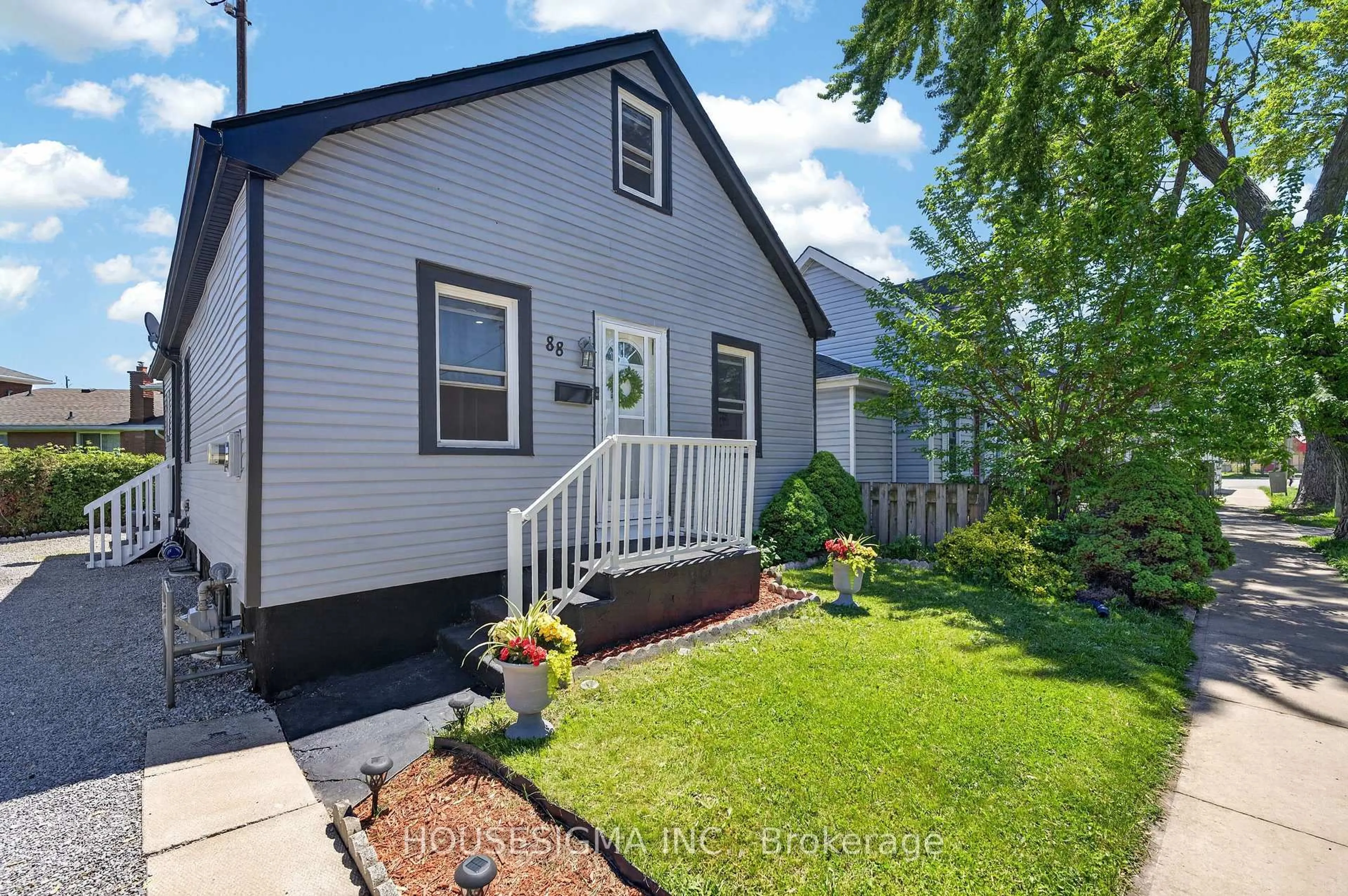 Home with vinyl exterior material, street for 88 Page St, St. Catharines Ontario L2R 4A9