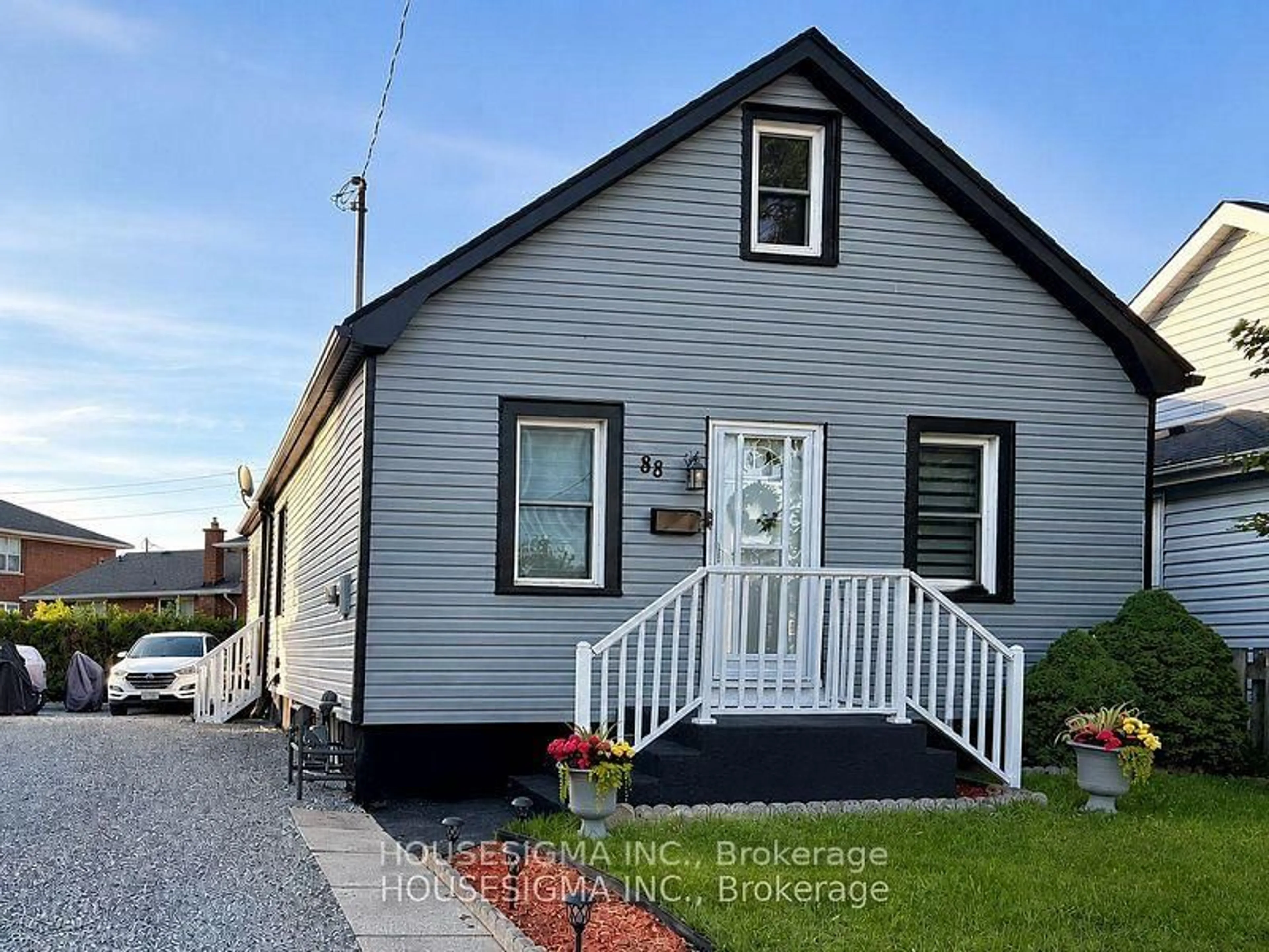 Home with vinyl exterior material, street for 88 Page St, St. Catharines Ontario L2R 4A9