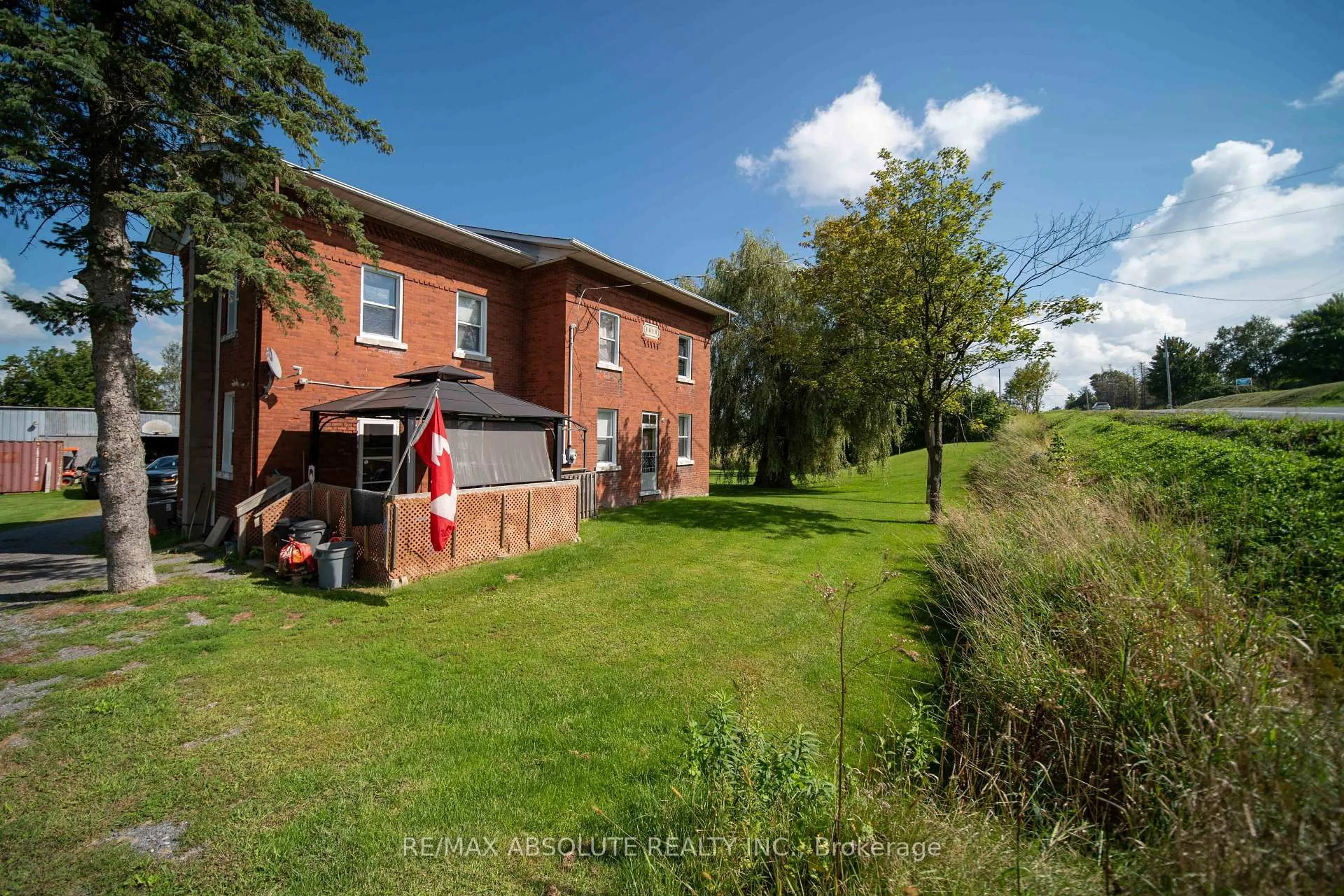 A pic from outside/outdoor area/front of a property/back of a property/a pic from drone, building for 2671 Champlain St, Clarence-Rockland Ontario K0A 1N0