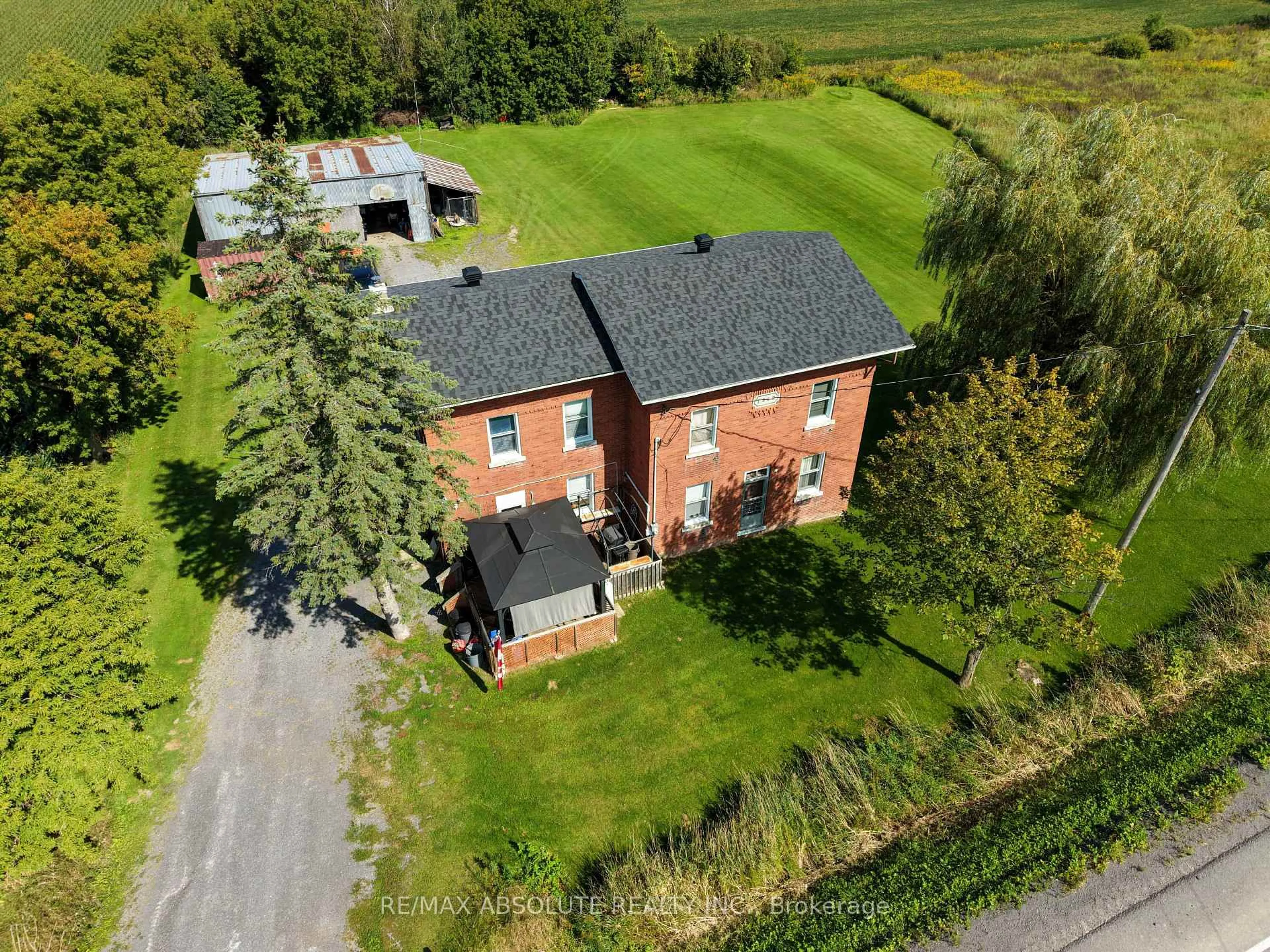 A pic from outside/outdoor area/front of a property/back of a property/a pic from drone, building for 2671 Champlain St, Clarence-Rockland Ontario K0A 1N0