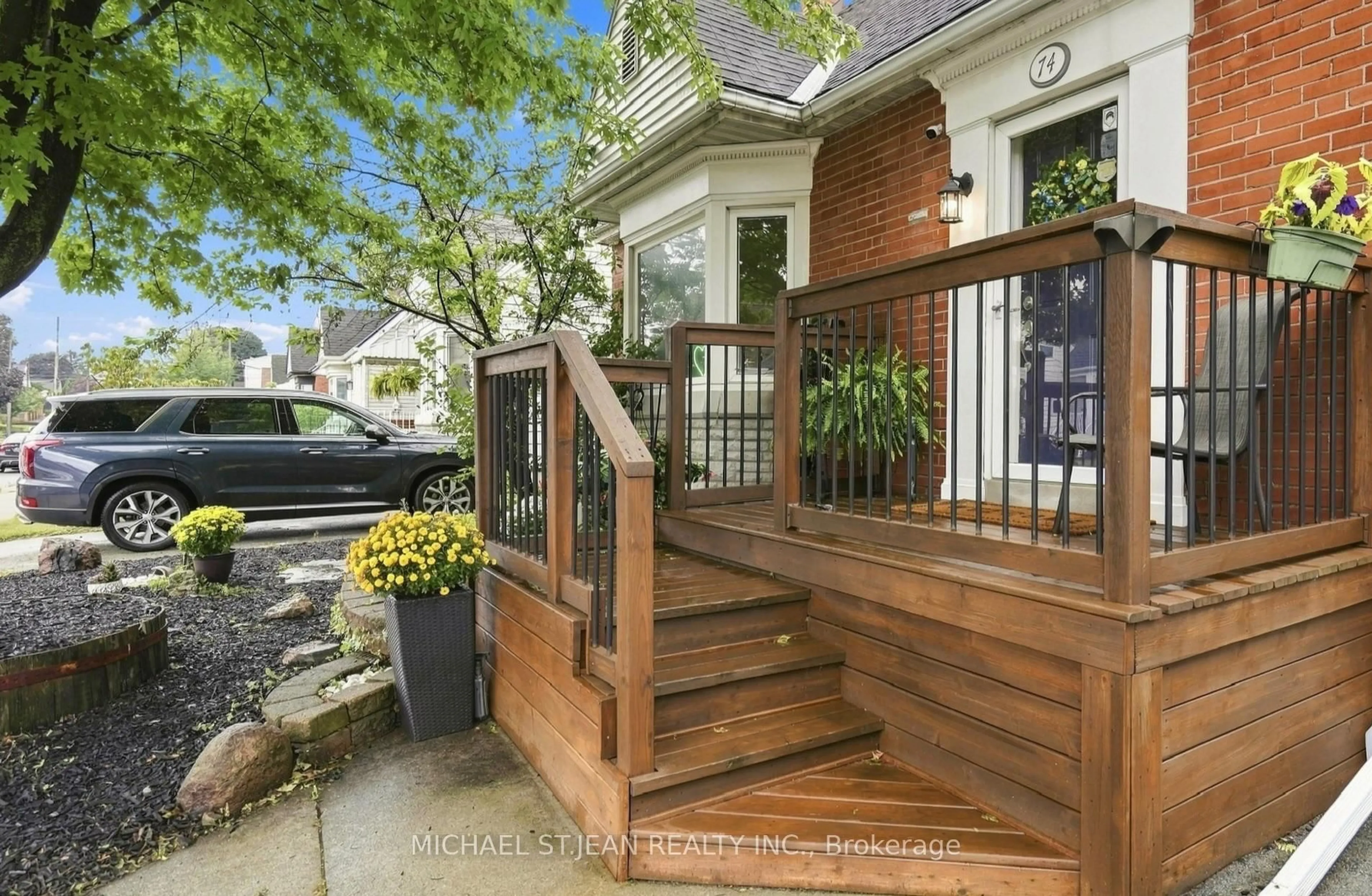 Indoor entryway for 74 East 12th St, Hamilton Ontario L9A 3X4