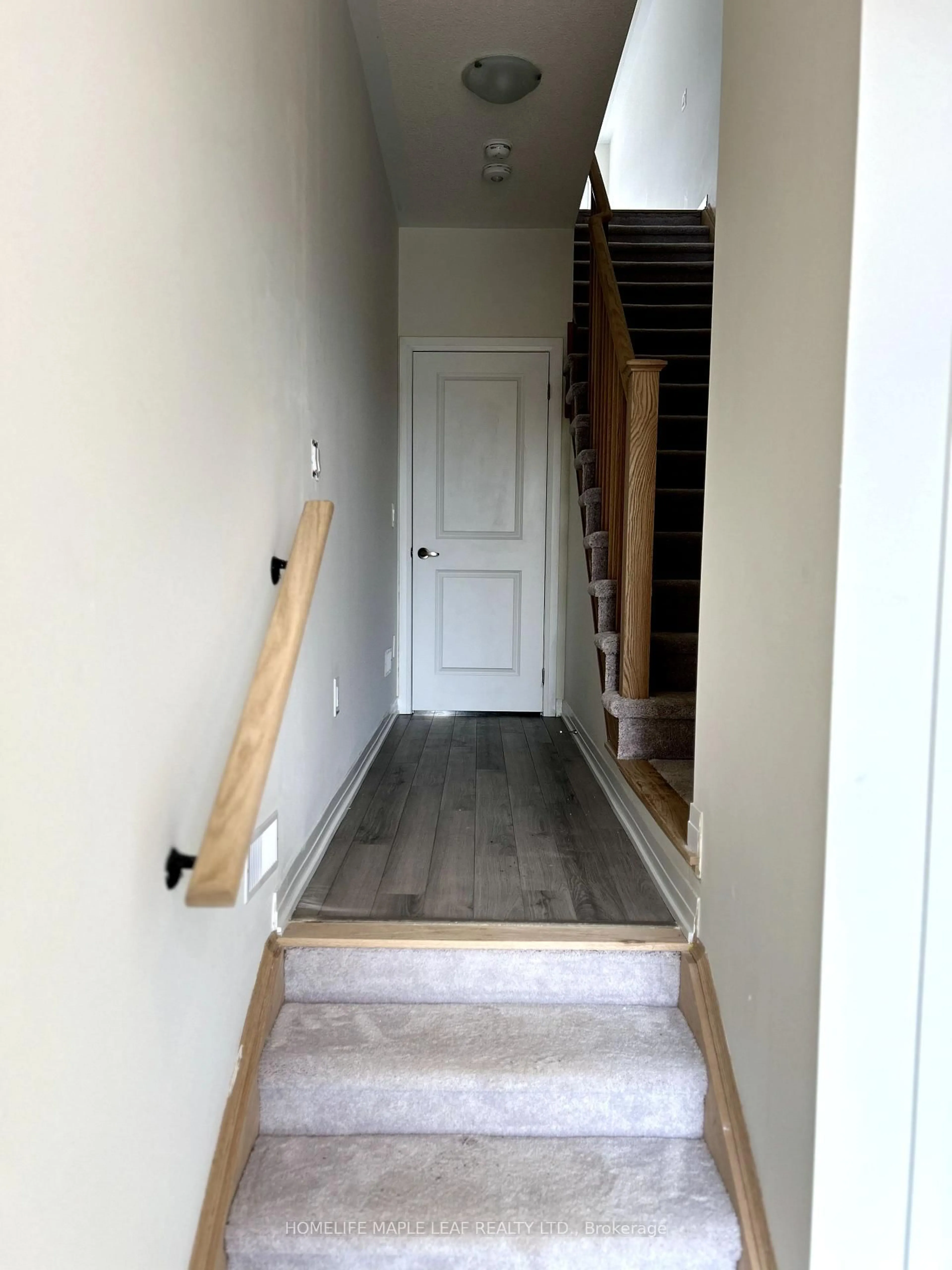 Indoor entryway for 585 Colborne St #207, Brantford Ontario N3S 0K4