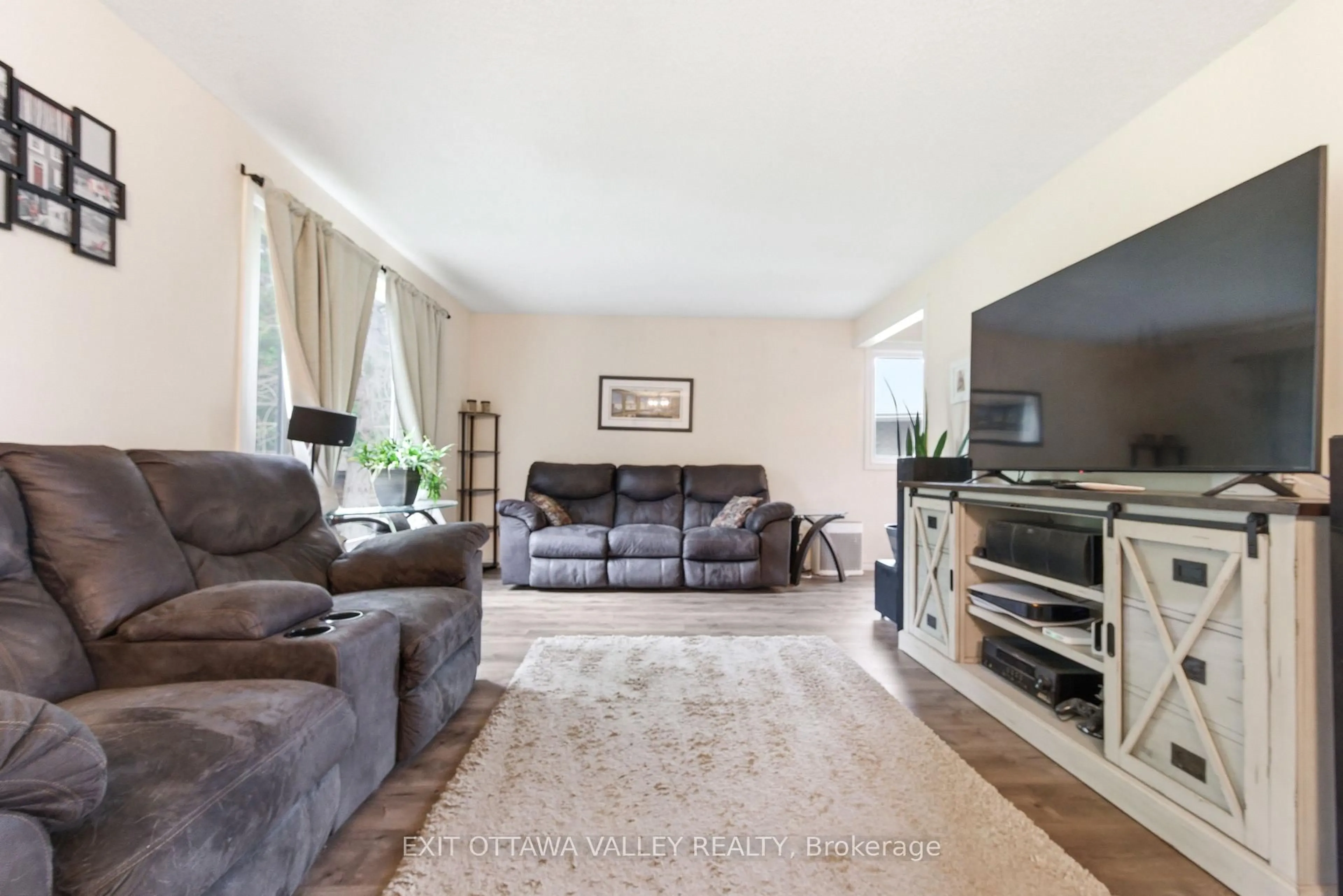 Living room with furniture, unknown for 13 Tamarack St, Deep River Ontario K0J 1P0