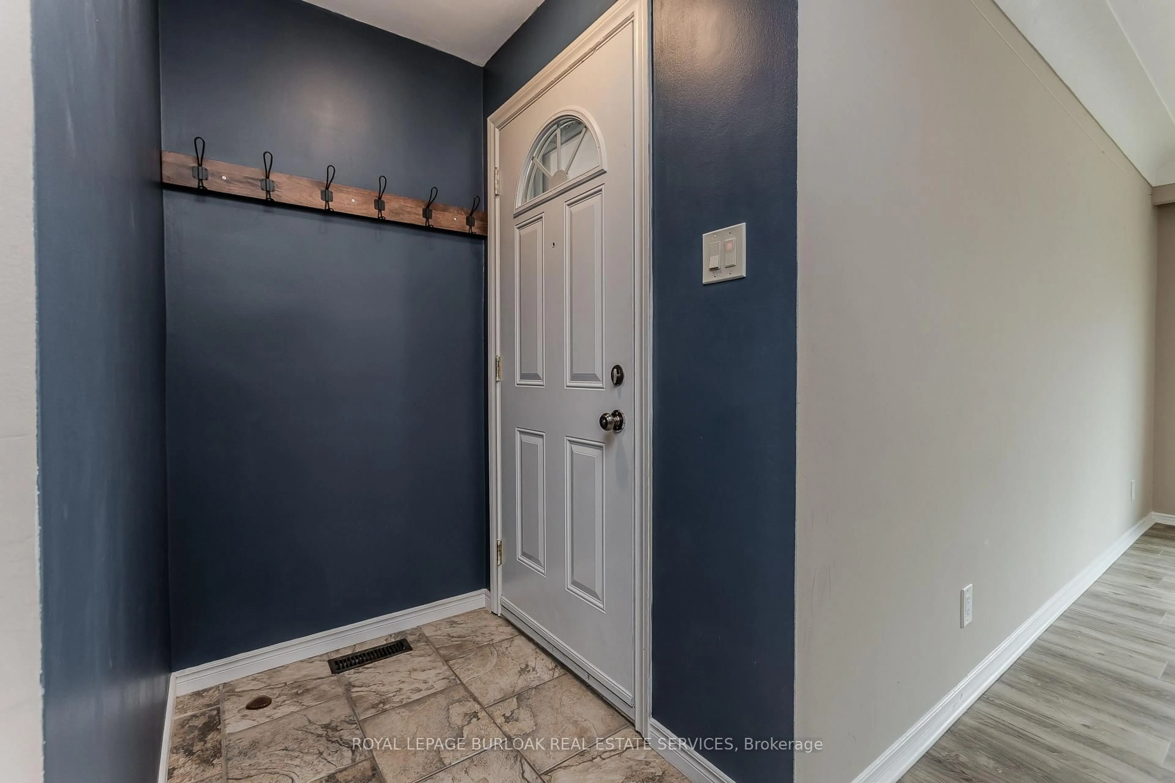 Indoor entryway for 307 Dunsmure Rd, Hamilton Ontario L8L 1X1
