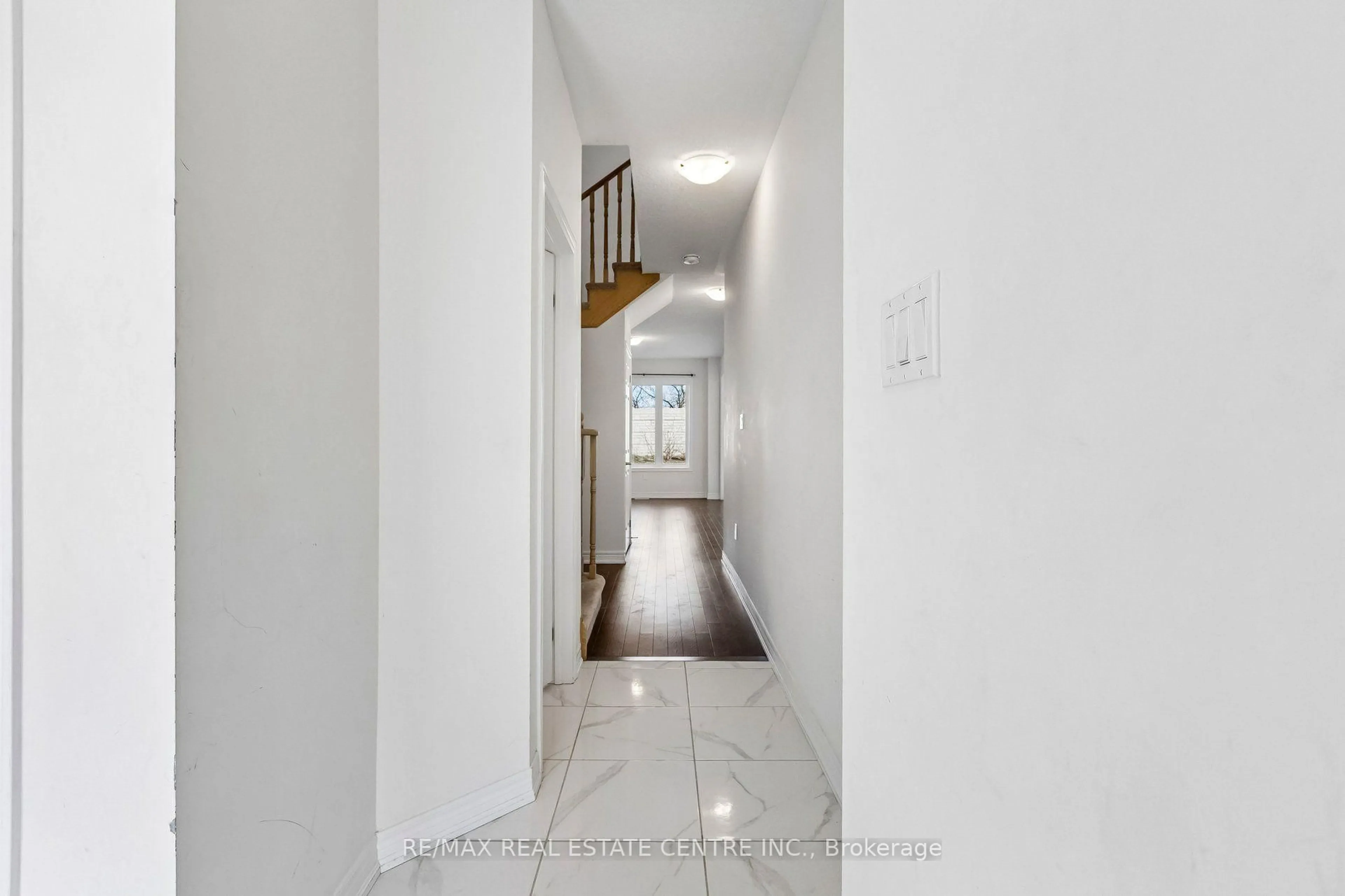 Indoor entryway for 166 Deerpath Dr, Guelph Ontario N1K 1W6