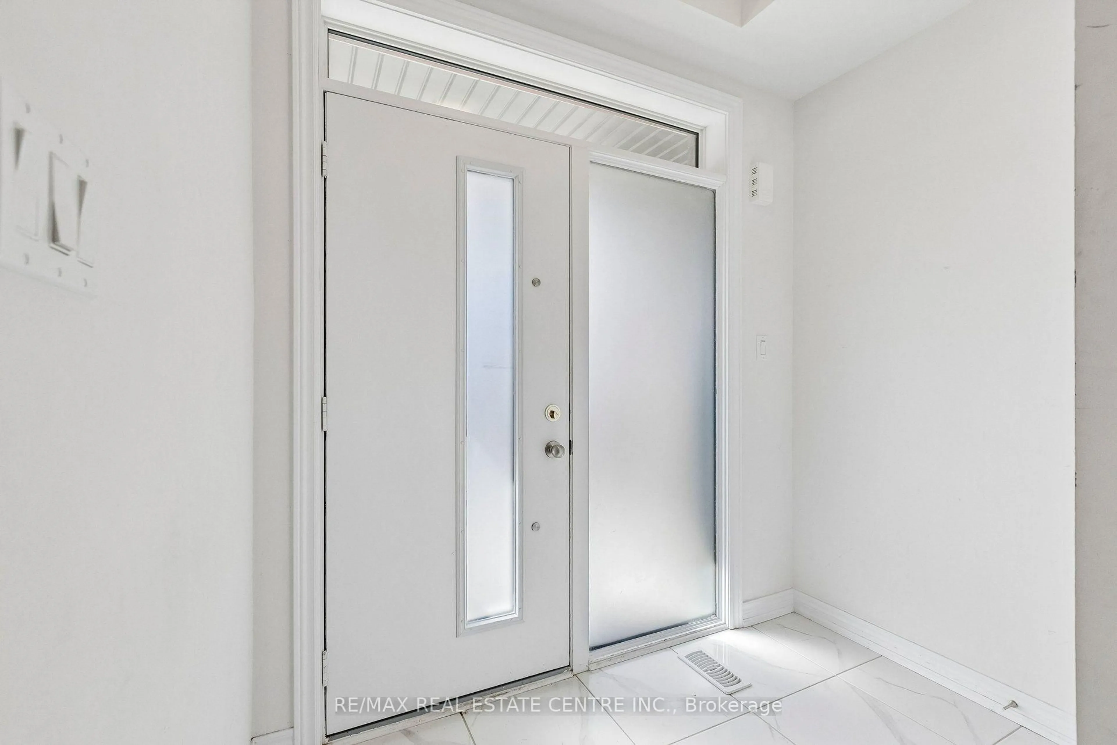 Indoor entryway for 166 Deerpath Dr, Guelph Ontario N1K 1W6