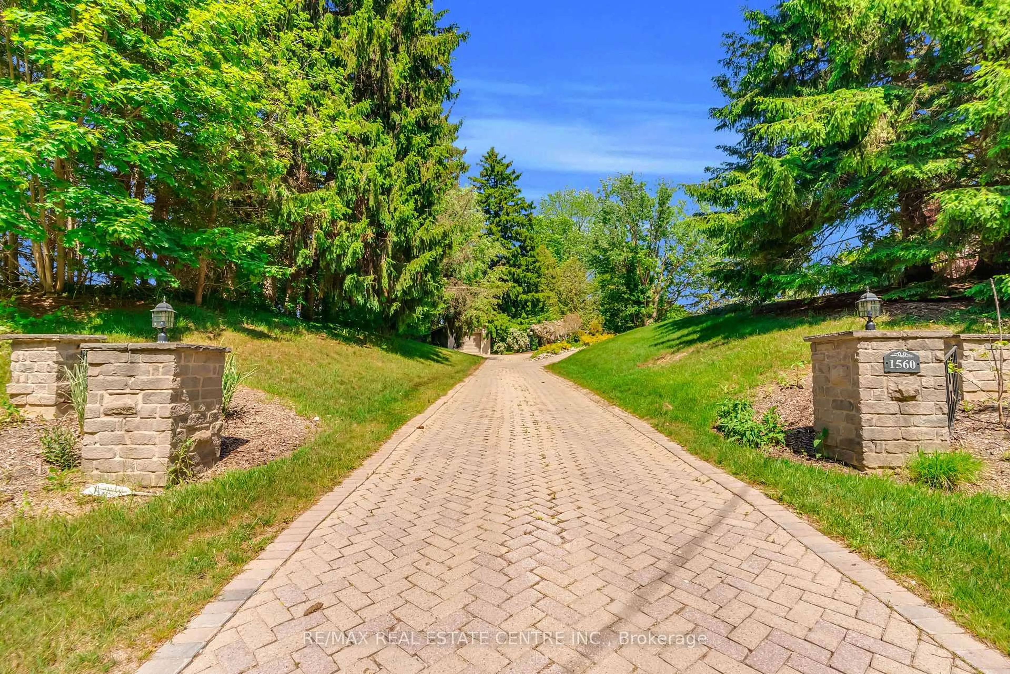 A pic from outside/outdoor area/front of a property/back of a property/a pic from drone, unknown for 1560 Elgin Rd, Thames Centre Ontario N0L 1G6