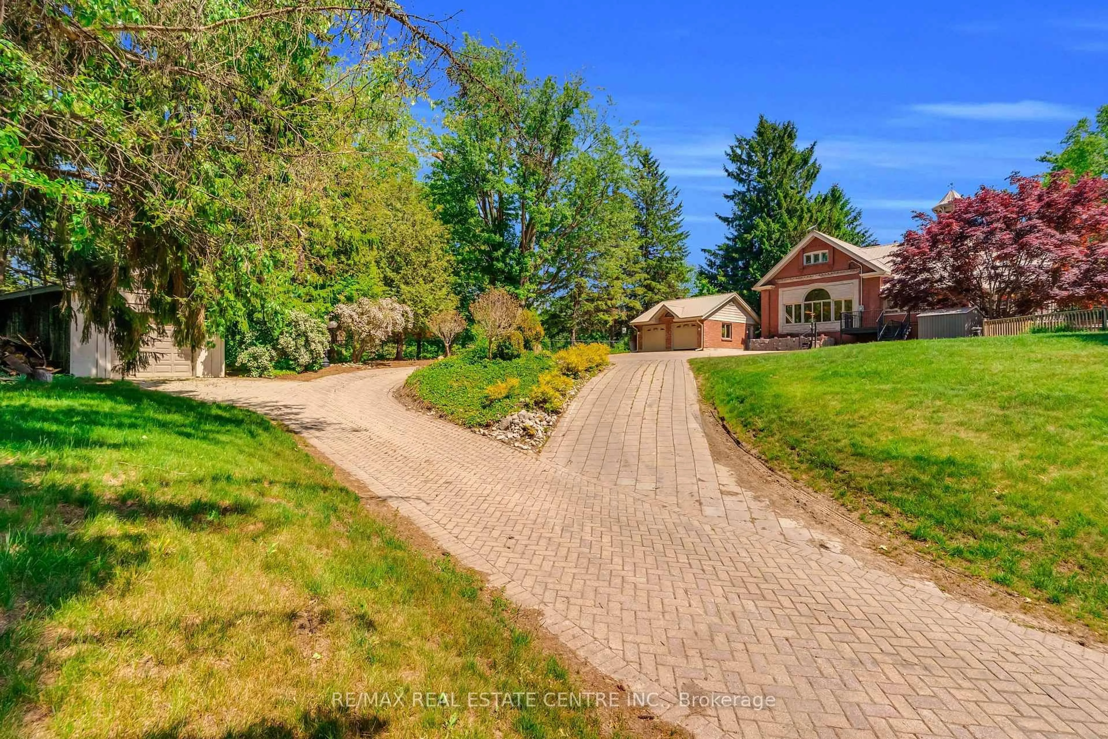 A pic from outside/outdoor area/front of a property/back of a property/a pic from drone, street for 1560 Elgin Rd, Thames Centre Ontario N0L 1G6