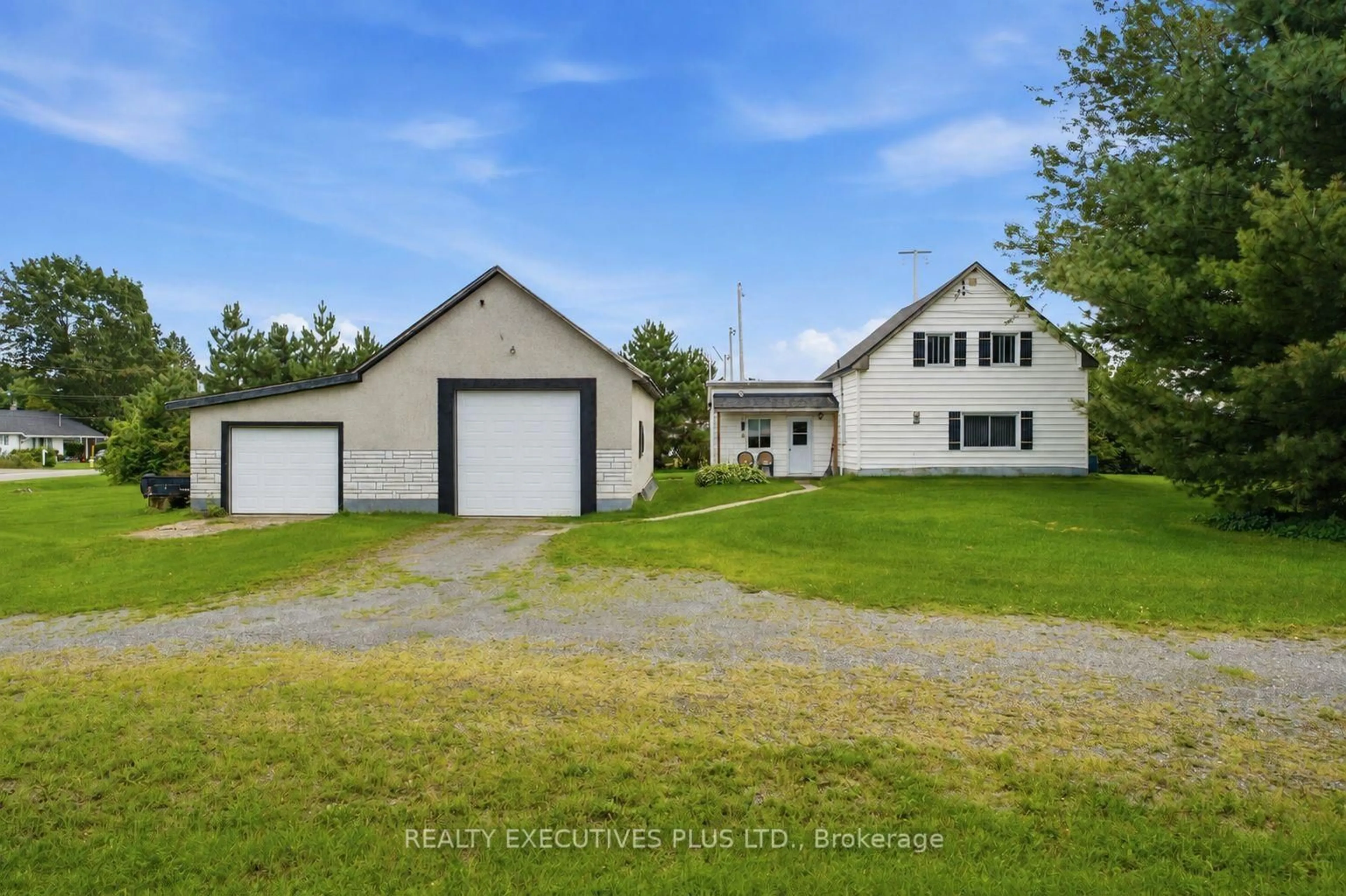 A pic from outside/outdoor area/front of a property/back of a property/a pic from drone, unknown for 3705 Champlain St, Clarence-Rockland Ontario K0A 1E0