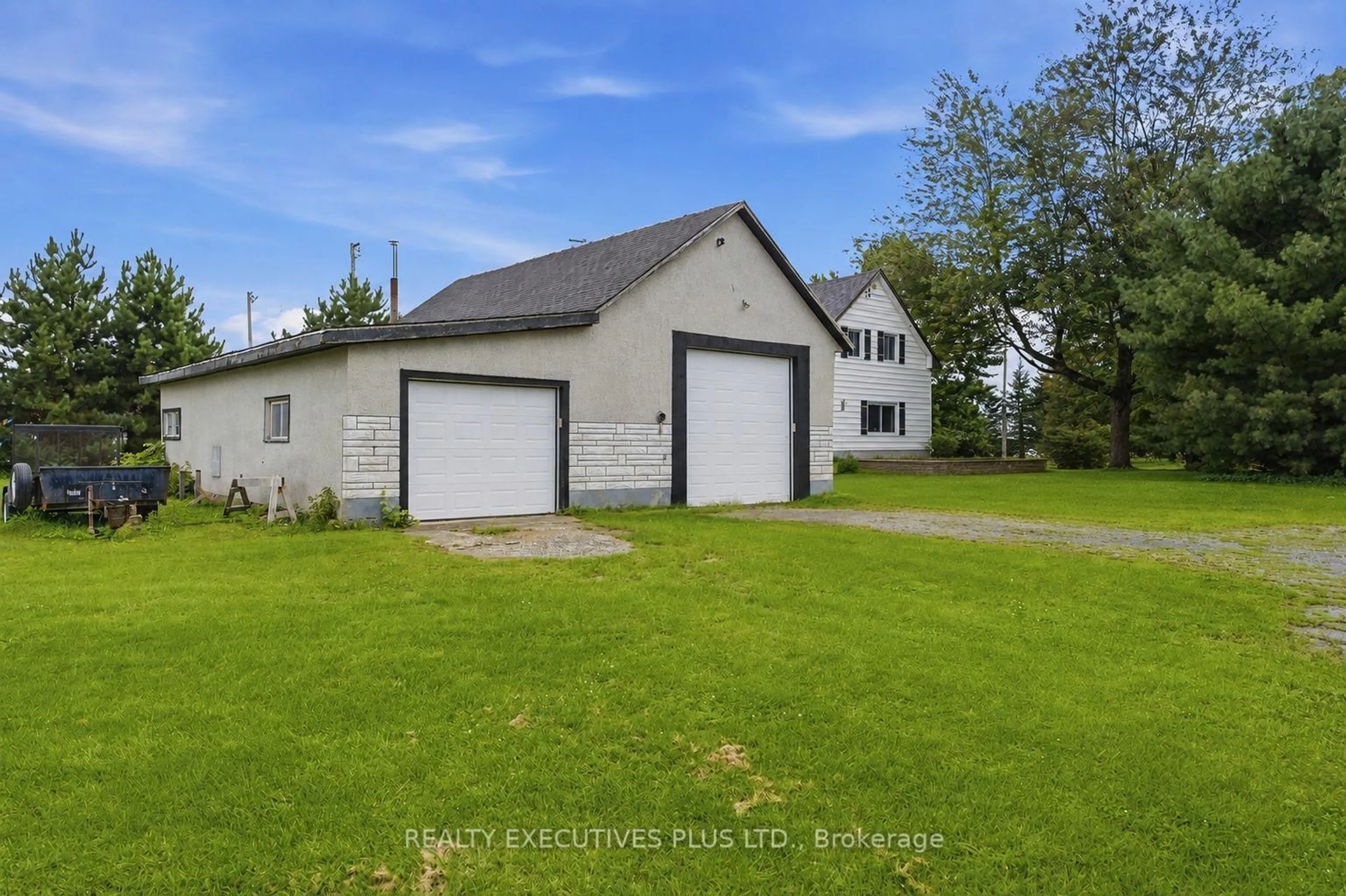A pic from outside/outdoor area/front of a property/back of a property/a pic from drone, street for 3705 Champlain St, Clarence-Rockland Ontario K0A 1E0