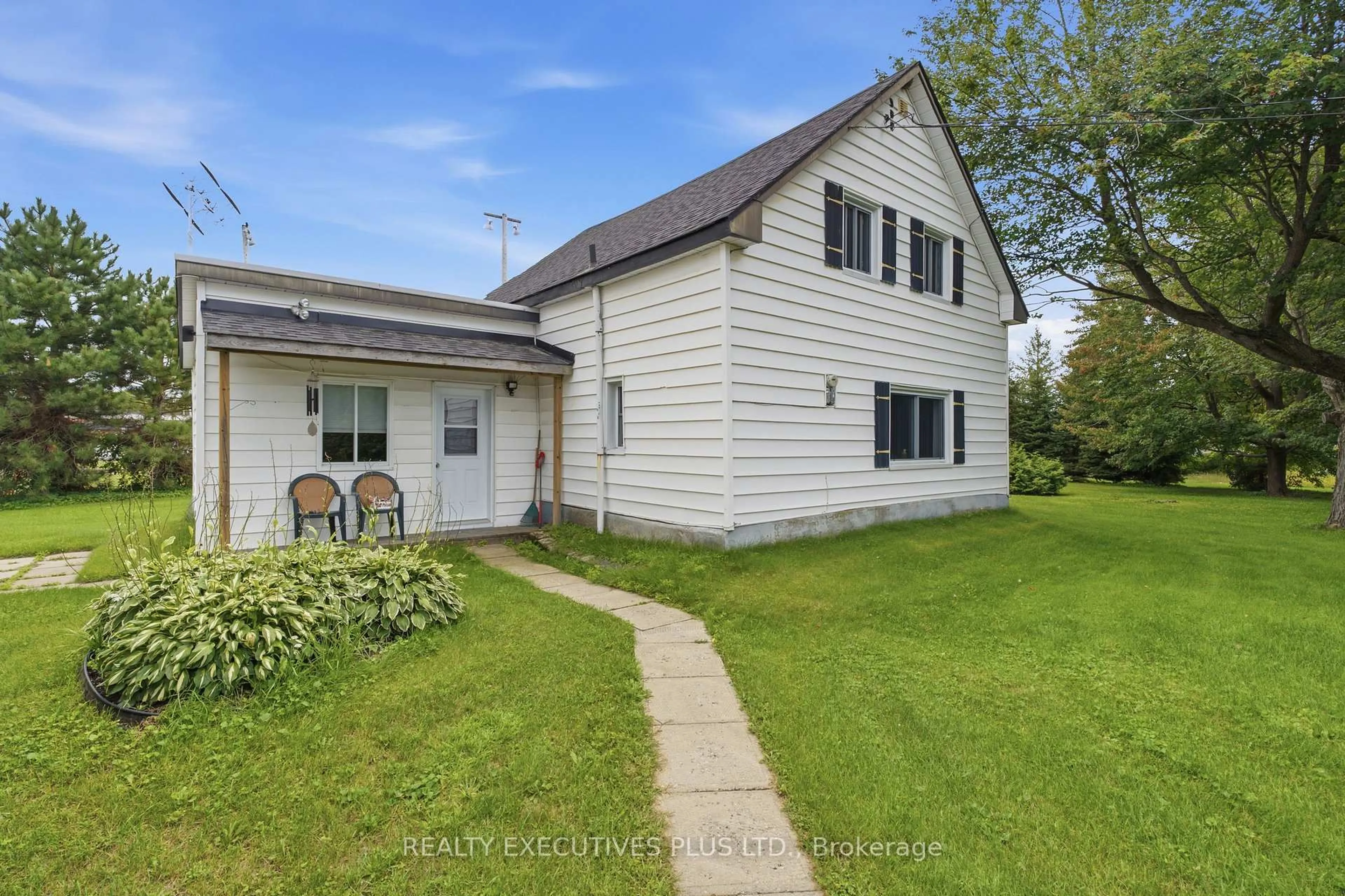 A pic from outside/outdoor area/front of a property/back of a property/a pic from drone, street for 3705 Champlain St, Clarence-Rockland Ontario K0A 1E0
