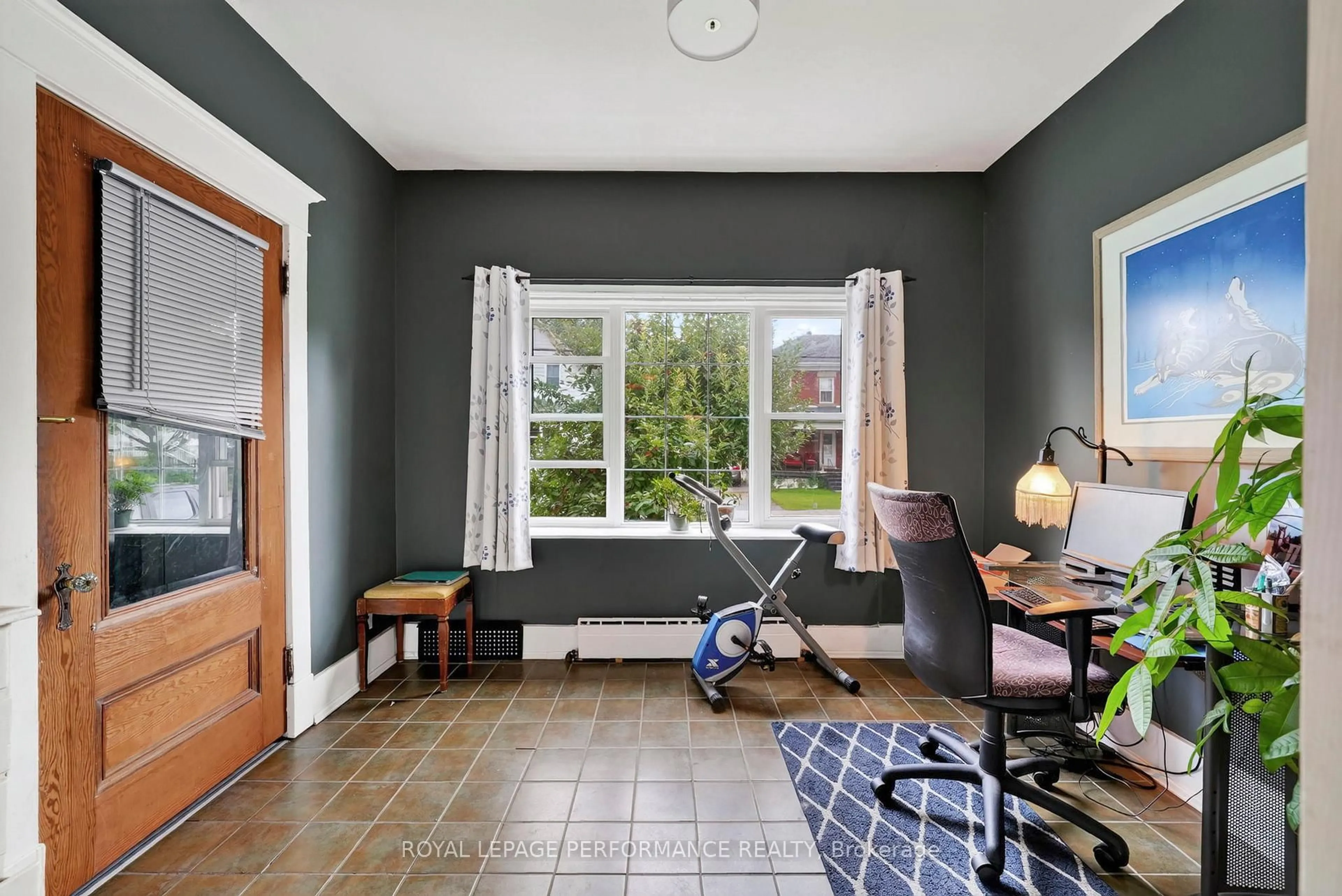 Indoor entryway for 114 Gloucester St, Cornwall Ontario K6H 3W4