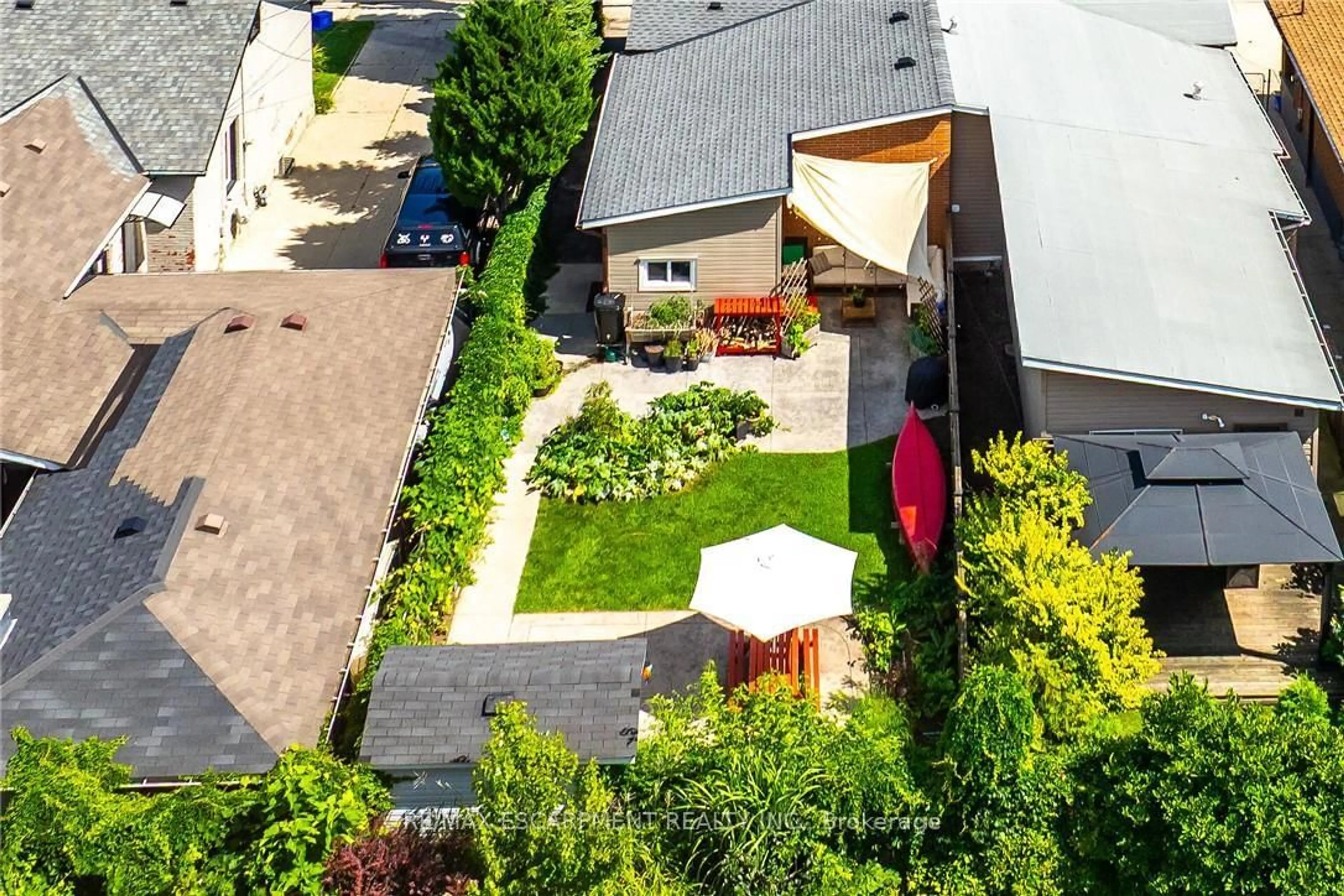 A pic from outside/outdoor area/front of a property/back of a property/a pic from drone, street for 187 Ray St, Hamilton Ontario L8R 2Y3