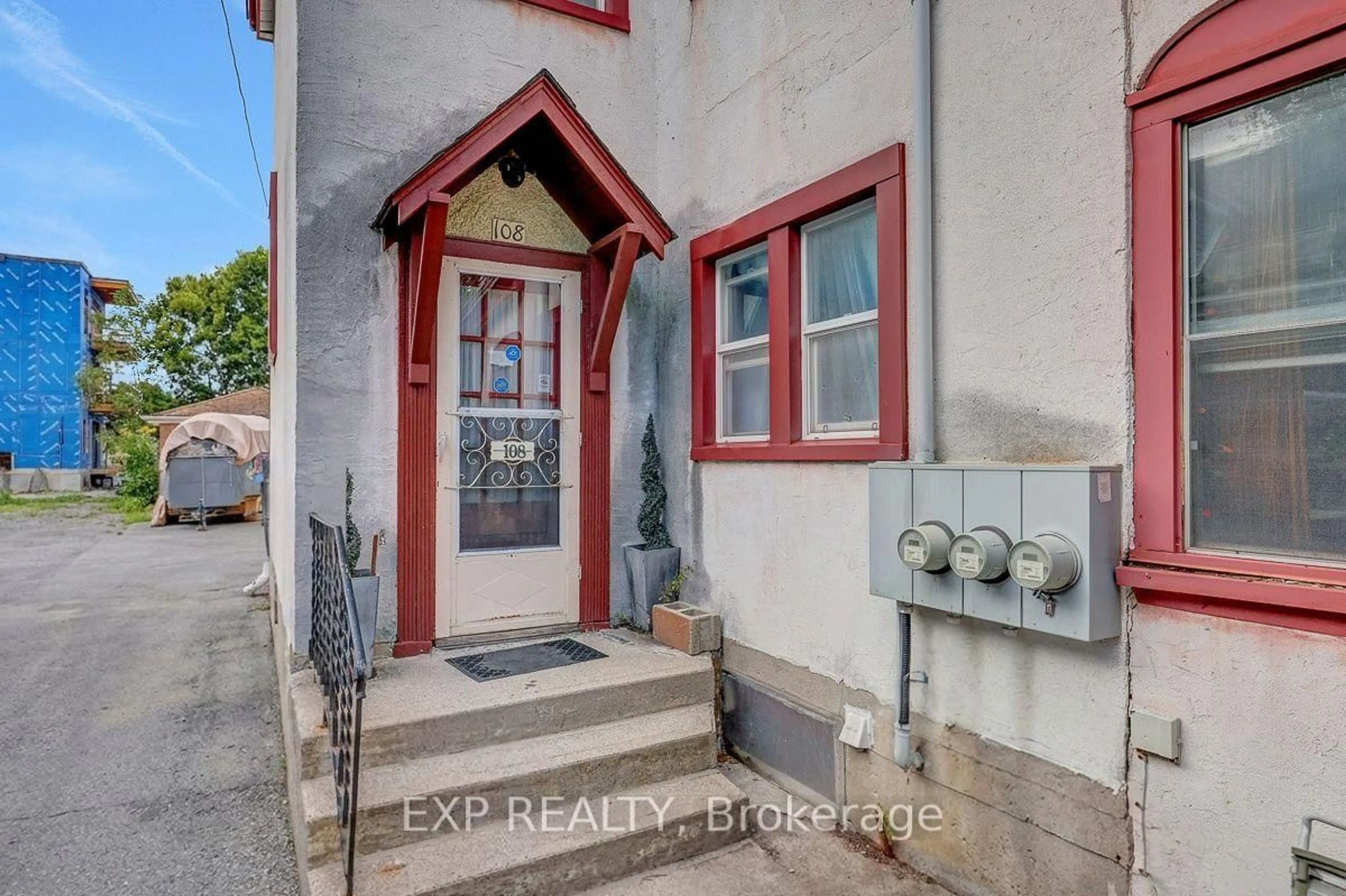 Indoor entryway for 108 Lebreton St, Ottawa Ontario K1R 7H4