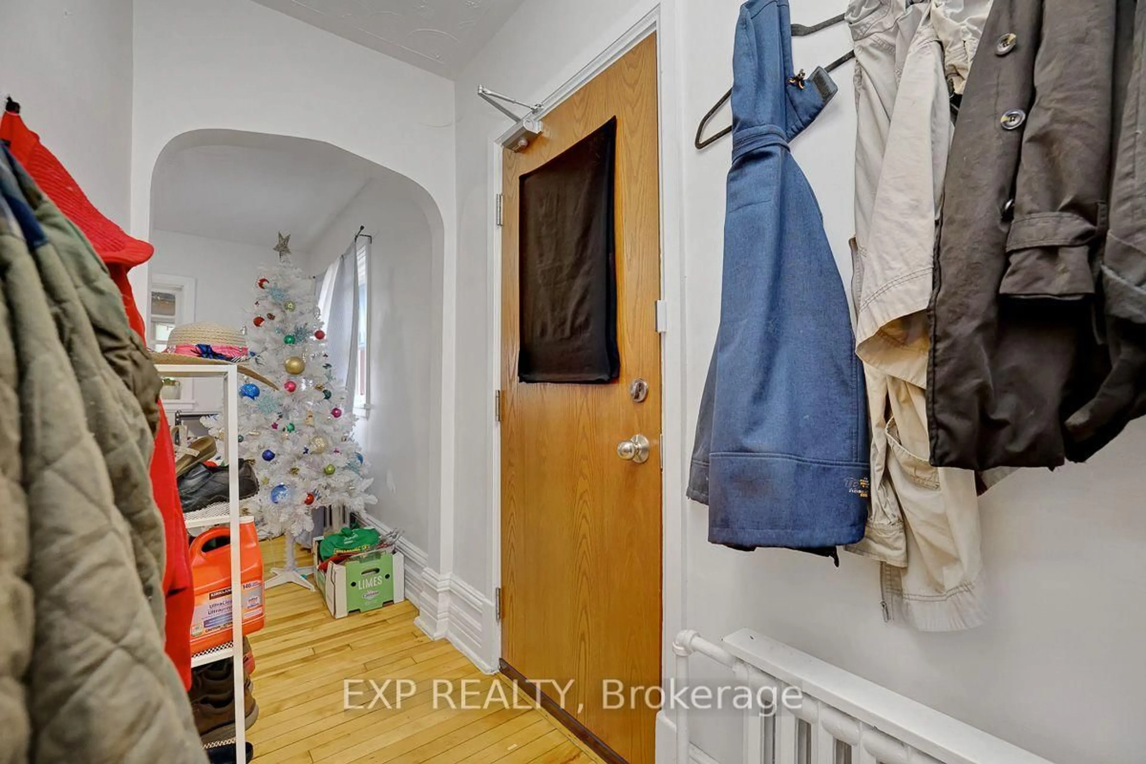 Indoor entryway for 108 Lebreton St, Ottawa Ontario K1R 7H4
