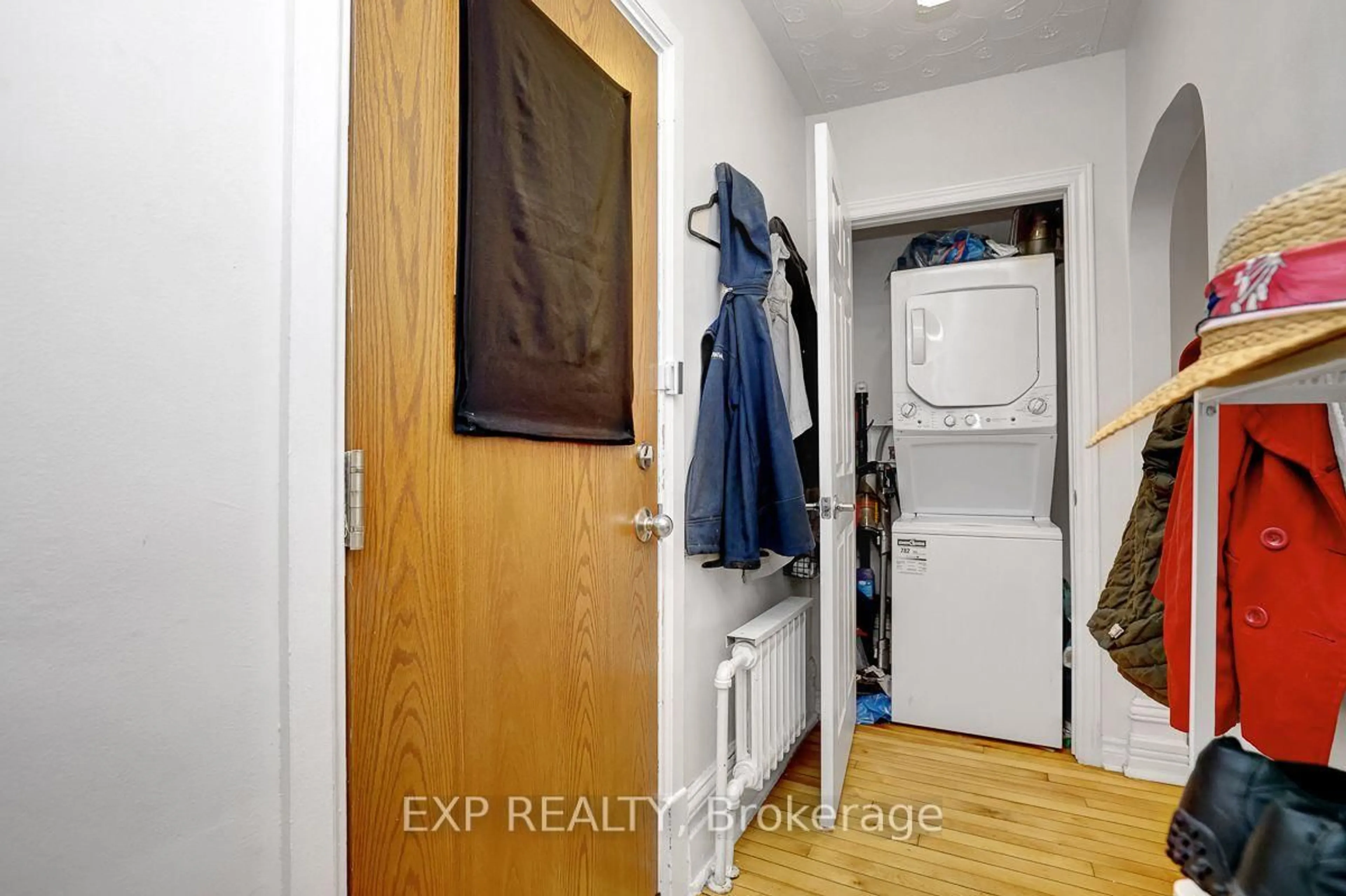 Indoor entryway for 108 Lebreton St, Ottawa Ontario K1R 7H4