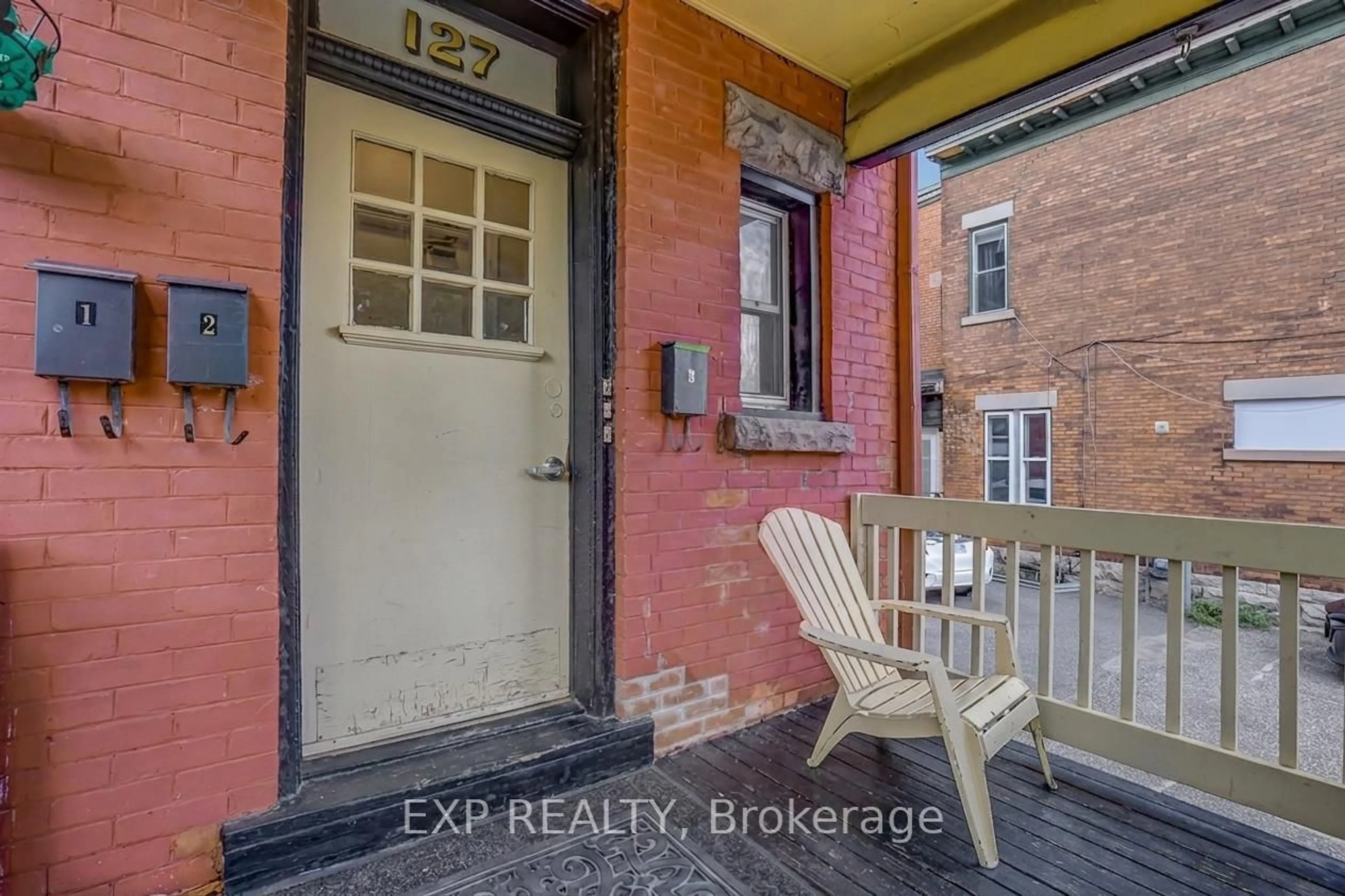 Indoor entryway for 127 Osgoode St, Ottawa Ontario K1N 6S5