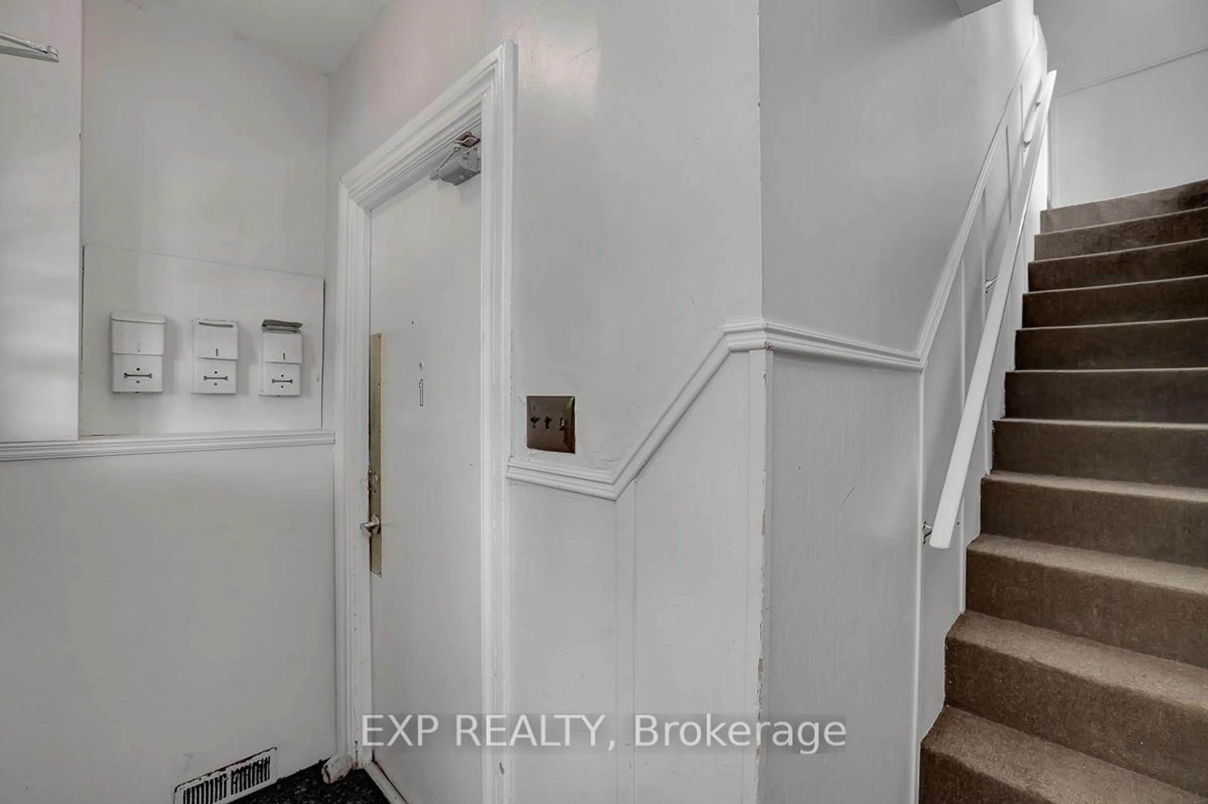 Indoor entryway for 127 Osgoode St, Ottawa Ontario K1N 6S5